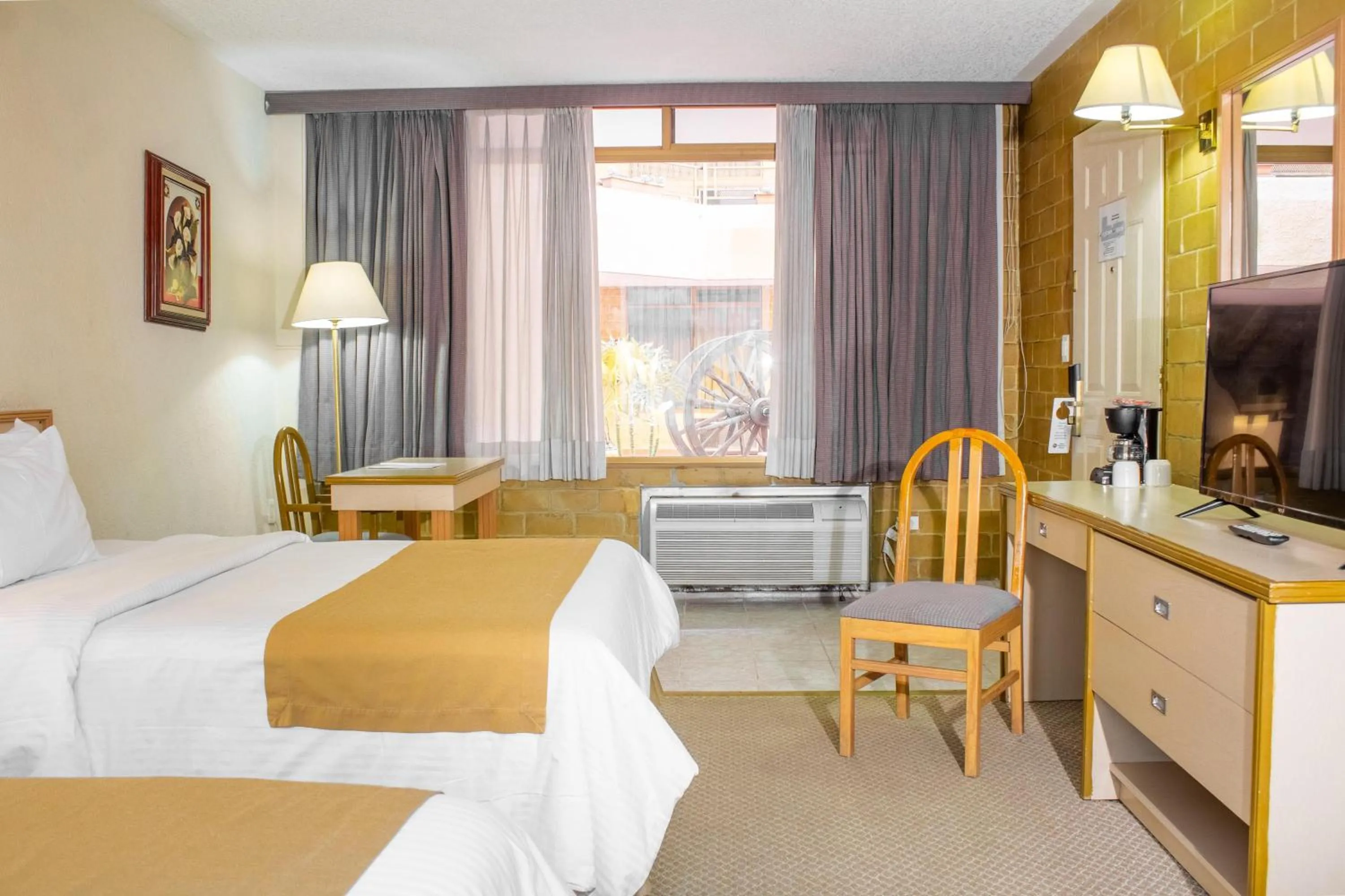 Bedroom, Bed in Best Western PLUS Plaza Florida & Tower