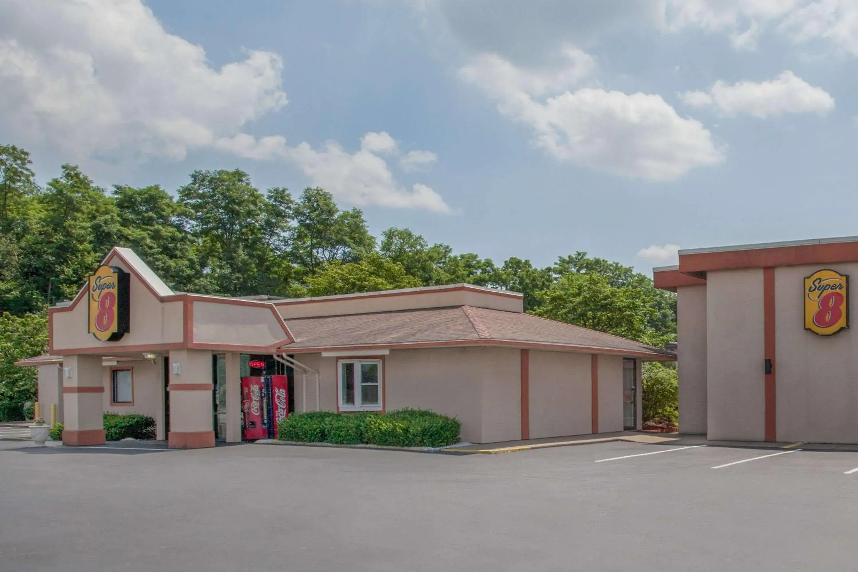 Property building in Super 8 by Wyndham Carlisle North Property building in Super 8 by Wyndham Carlisle North