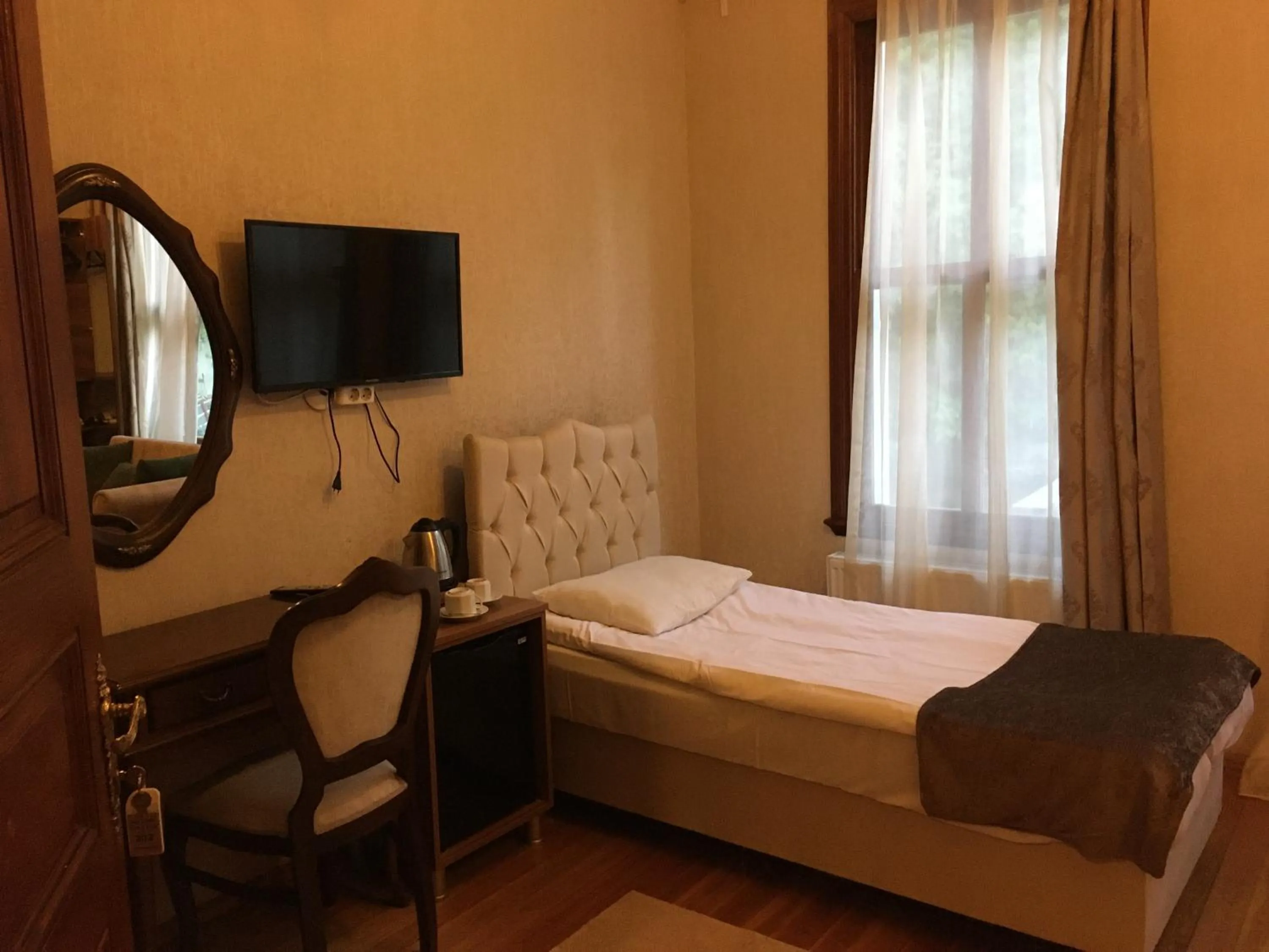 Spring, TV/Entertainment Center in Nuray Hotel