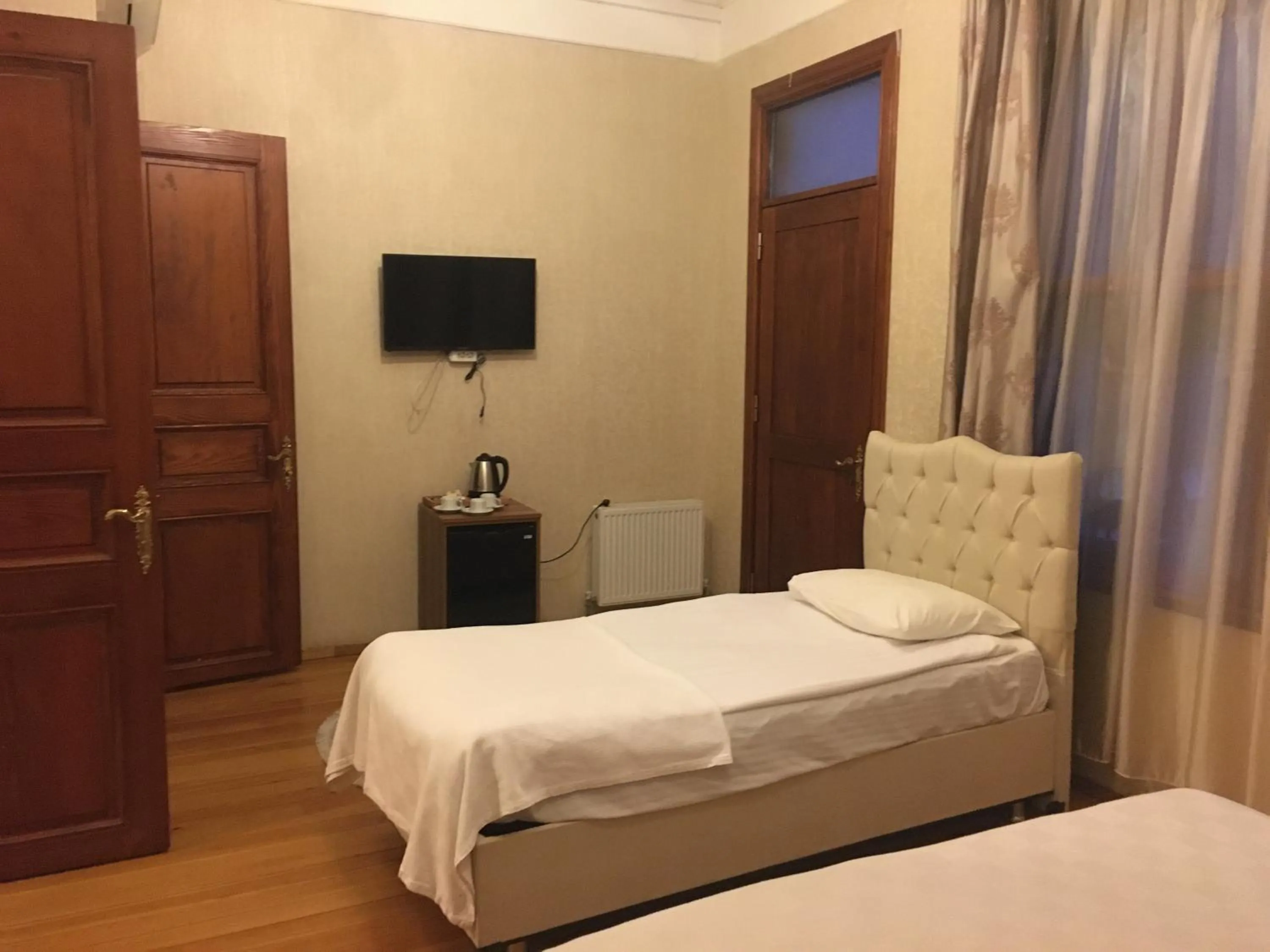 Bed, TV/Entertainment Center in Nuray Hotel