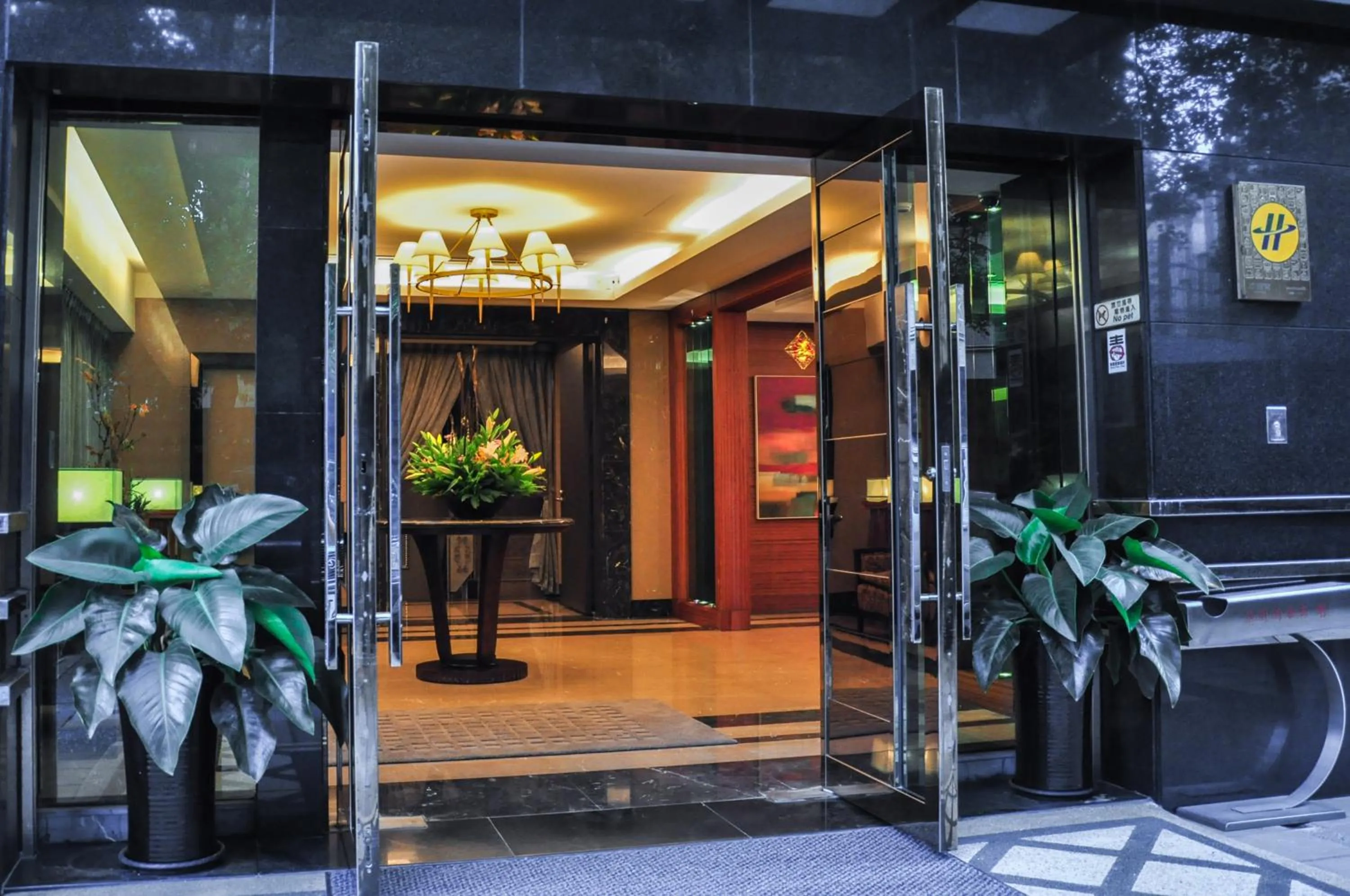 Facade/entrance in Jingan Classic Inn