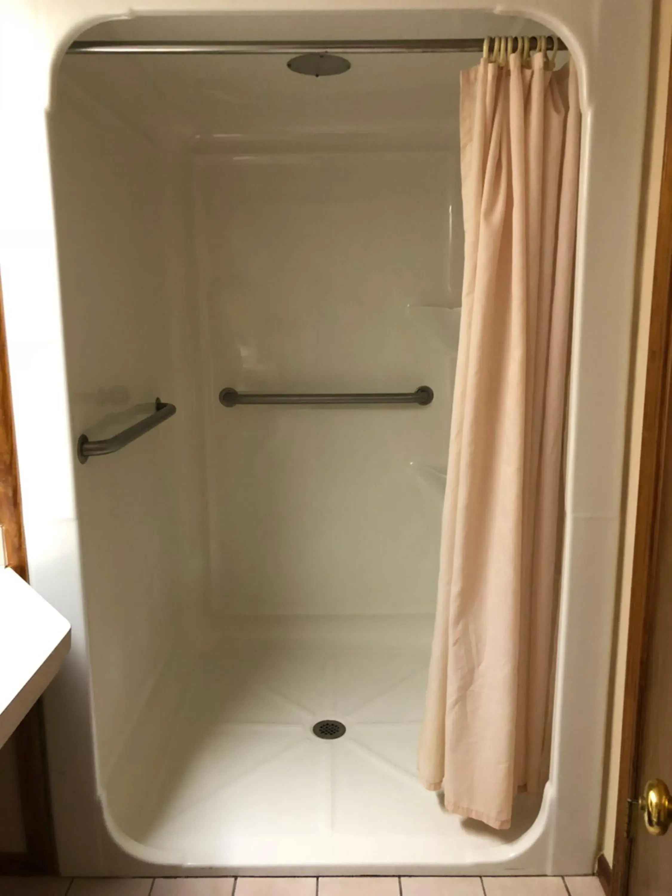 King Room - Disability Access in Riverwood Inn King Room - Disability Access in Riverwood Inn