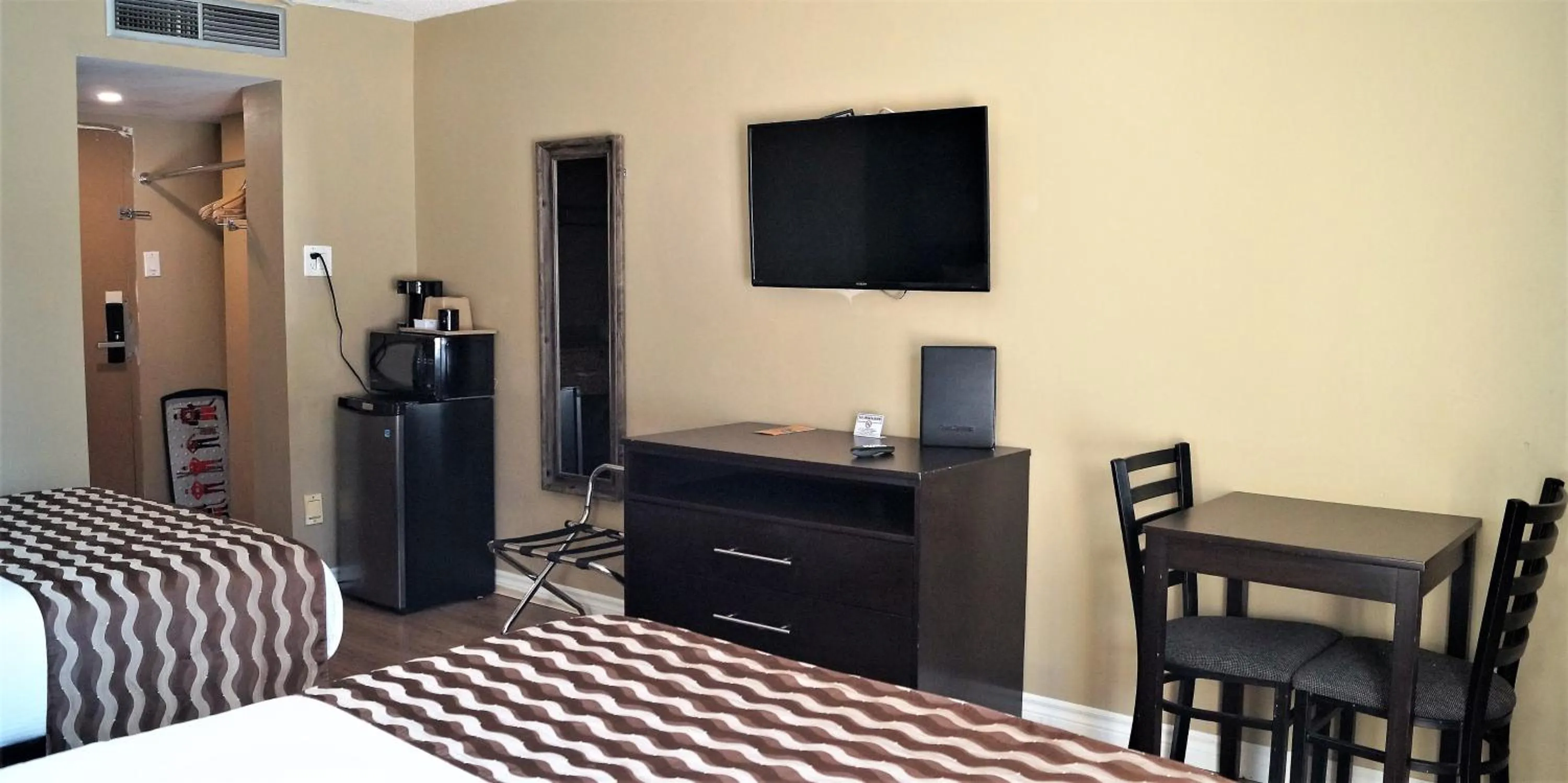 Coffee/tea facilities, Bed in red maple inn and suites