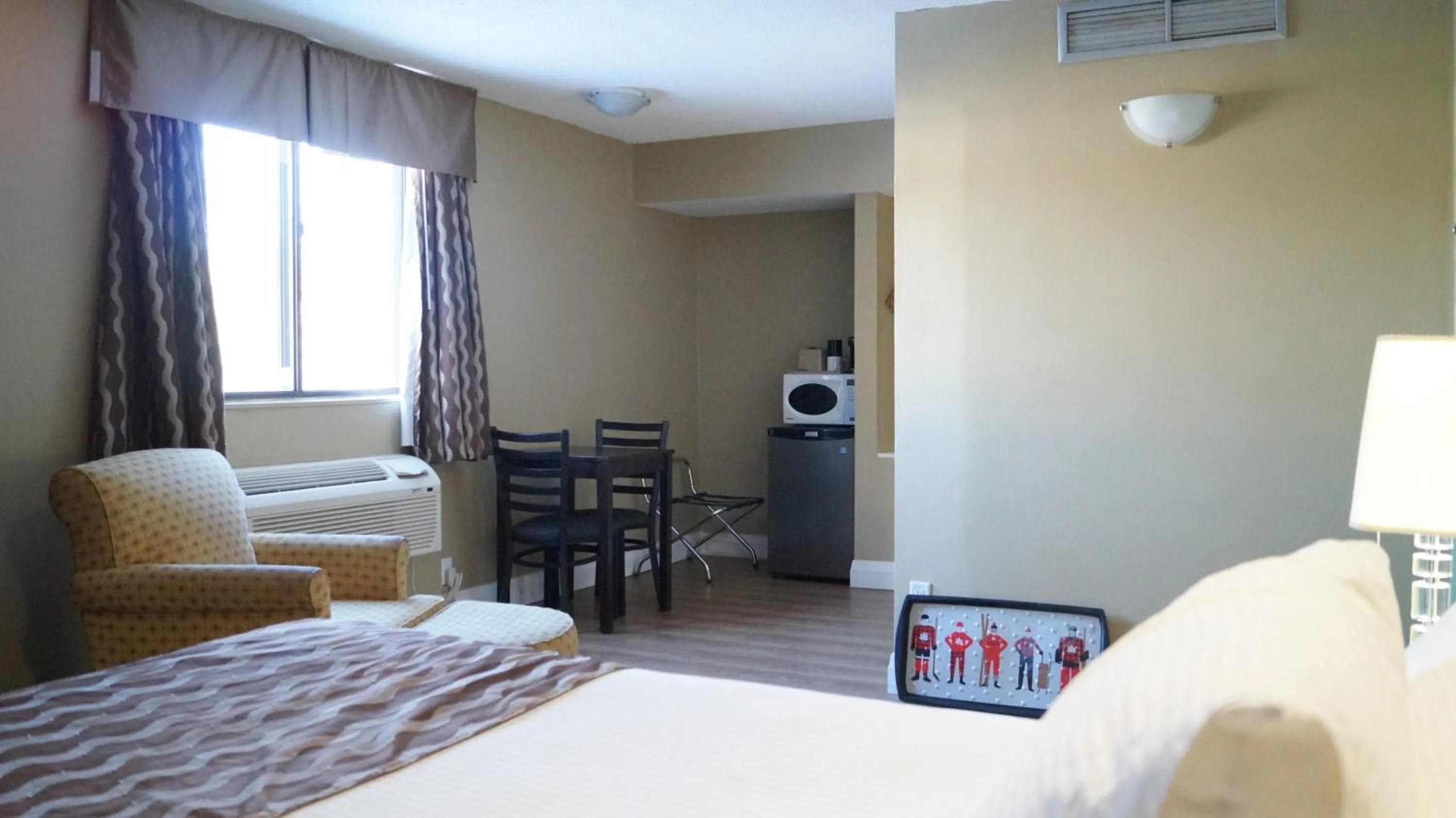 Coffee/tea facilities, Bed in red maple inn and suites