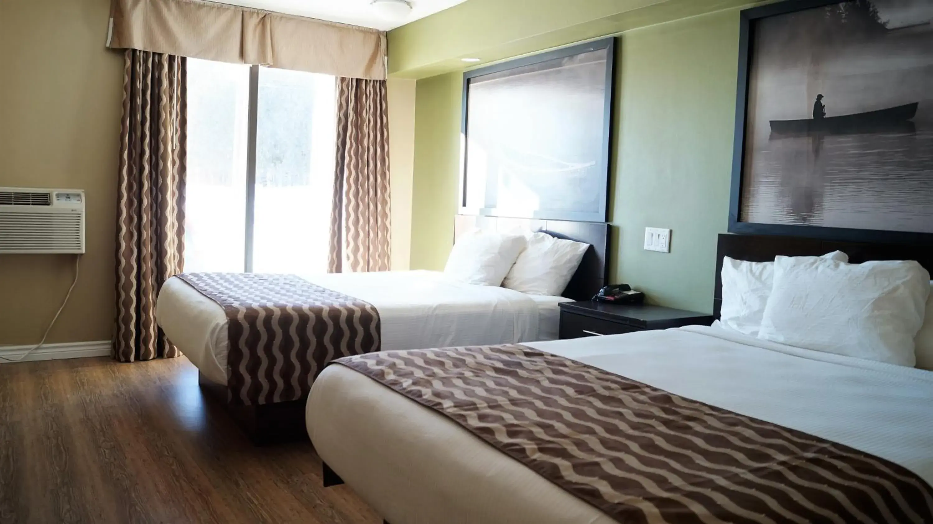 Deluxe Queen Room in red maple inn and suites Deluxe Queen Room in red maple inn and suites