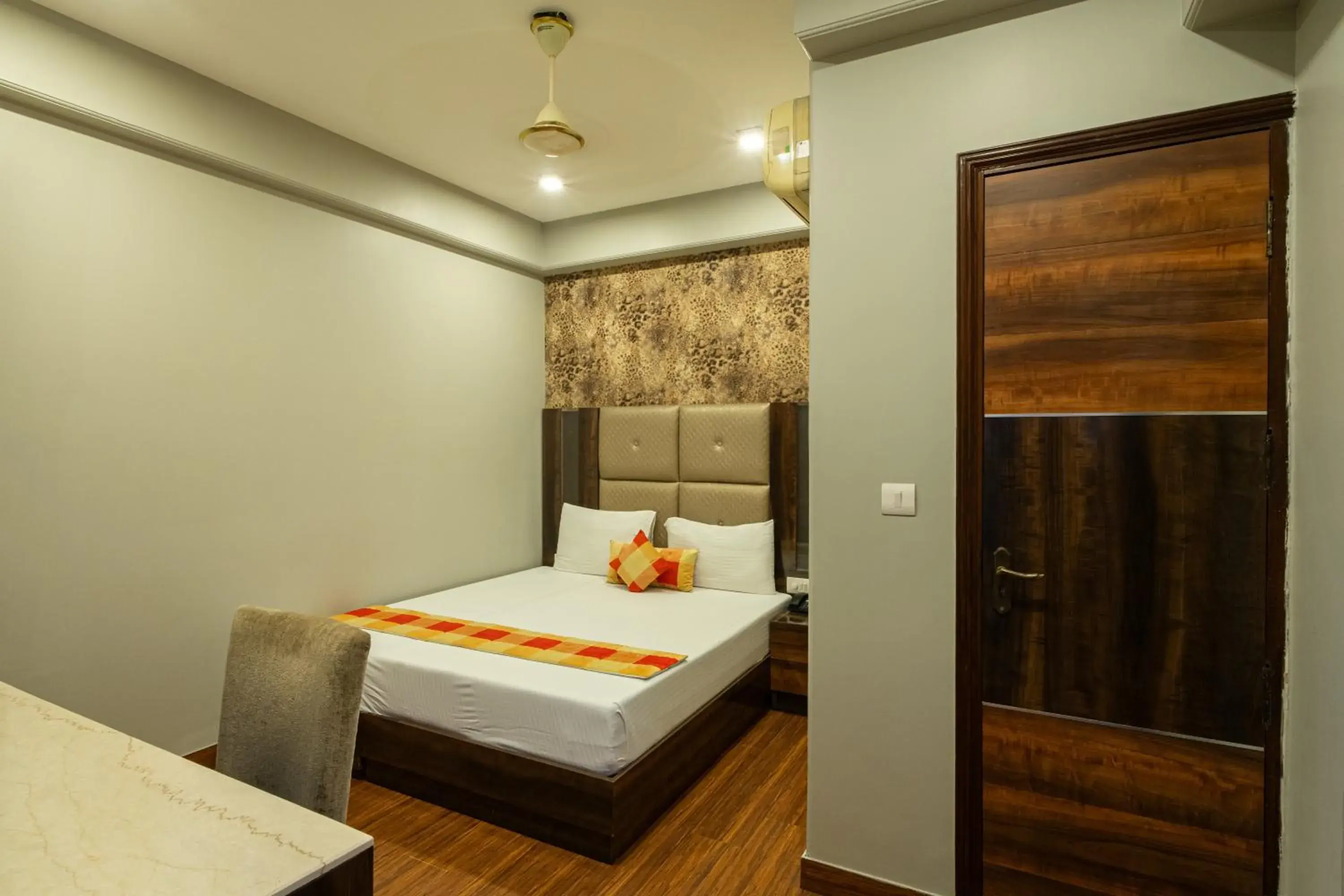 Small Double Room in Hotel Sunstar Grand Small Double Room in Hotel Sunstar Grand