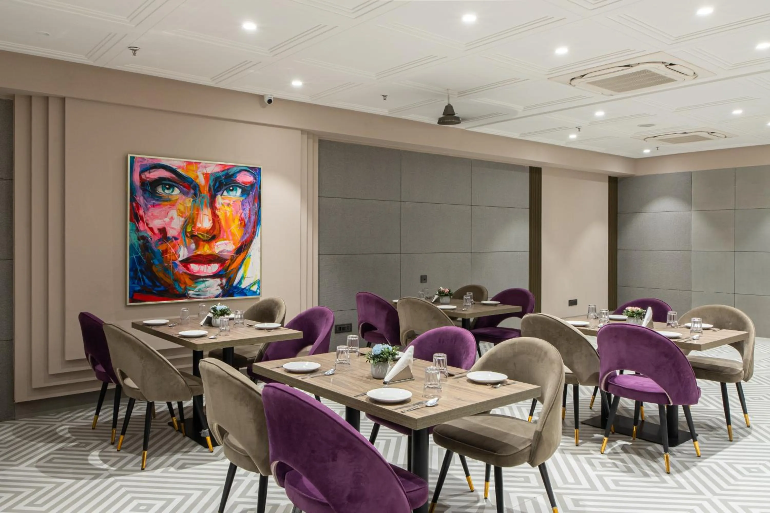 Restaurant/places to eat in Hotel Sunstar Grand