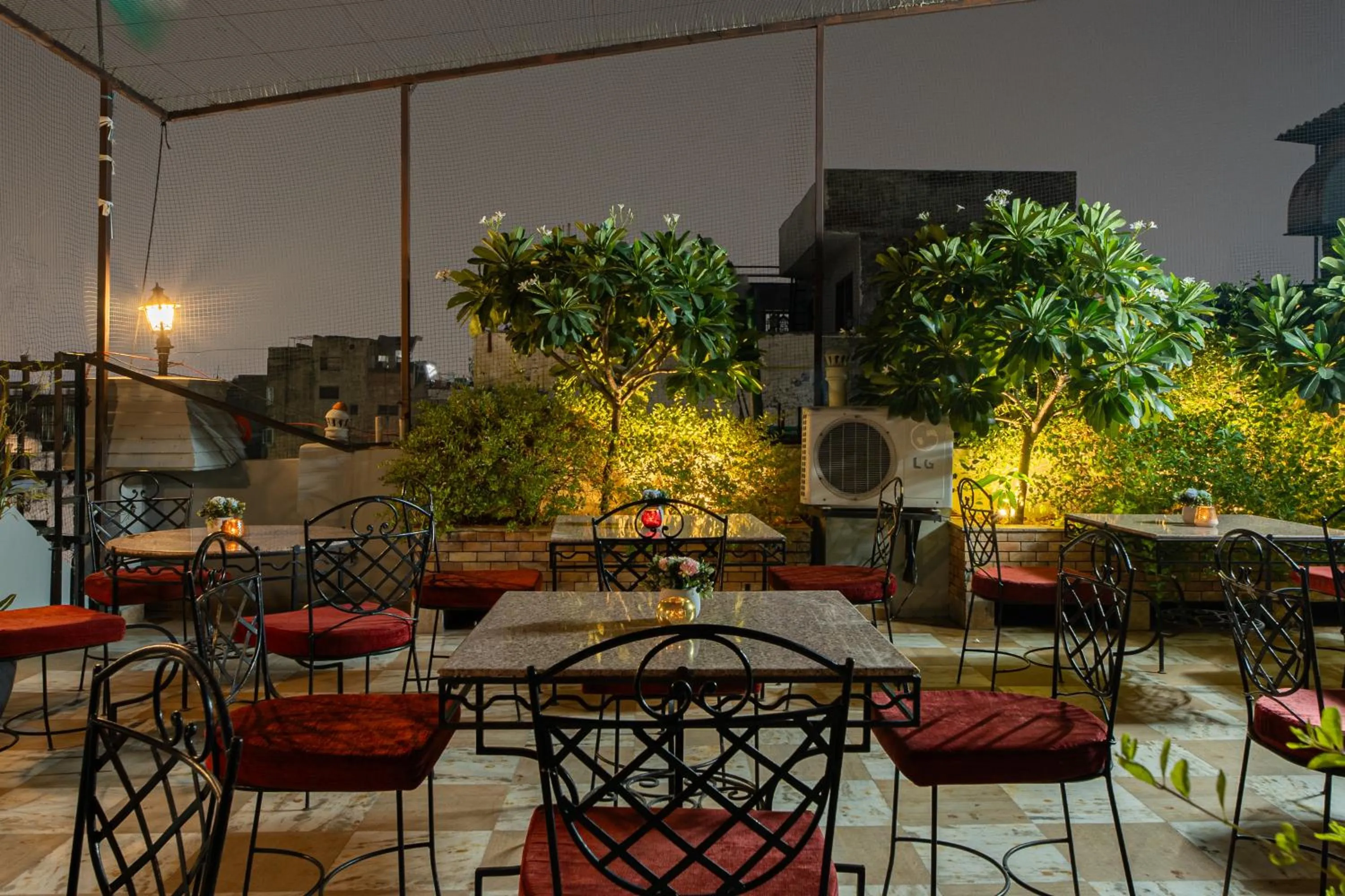 Restaurant/places to eat in Hotel Sunstar Grand