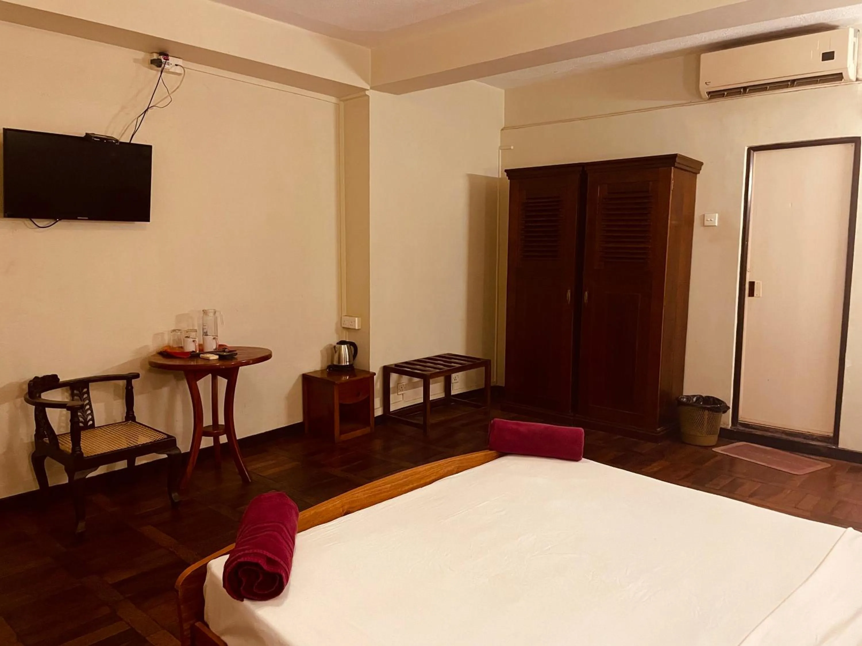 Bedroom, Bed in Omega Regency Colombo