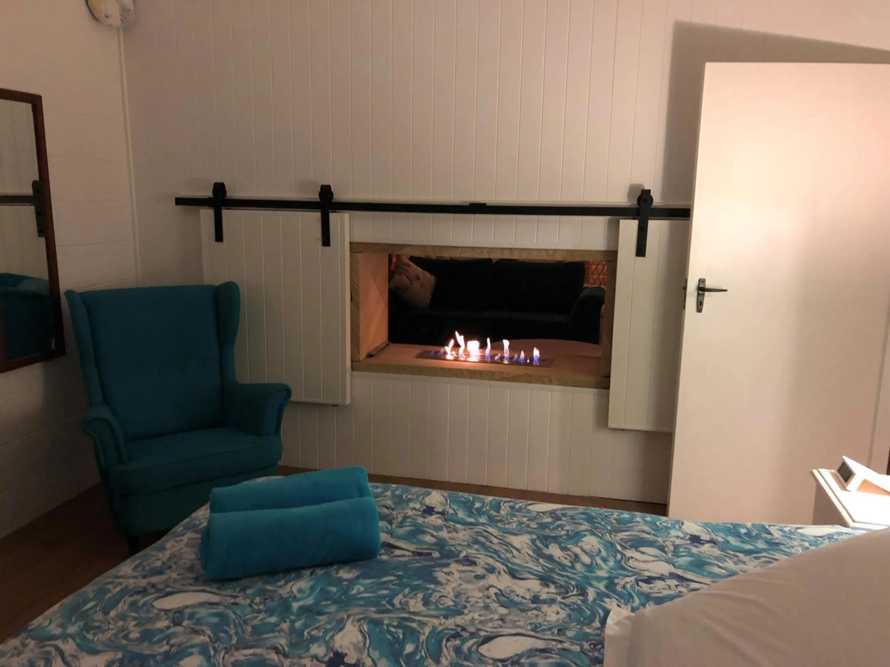 Hot Spring Bath, Bed in Blue River Apartments