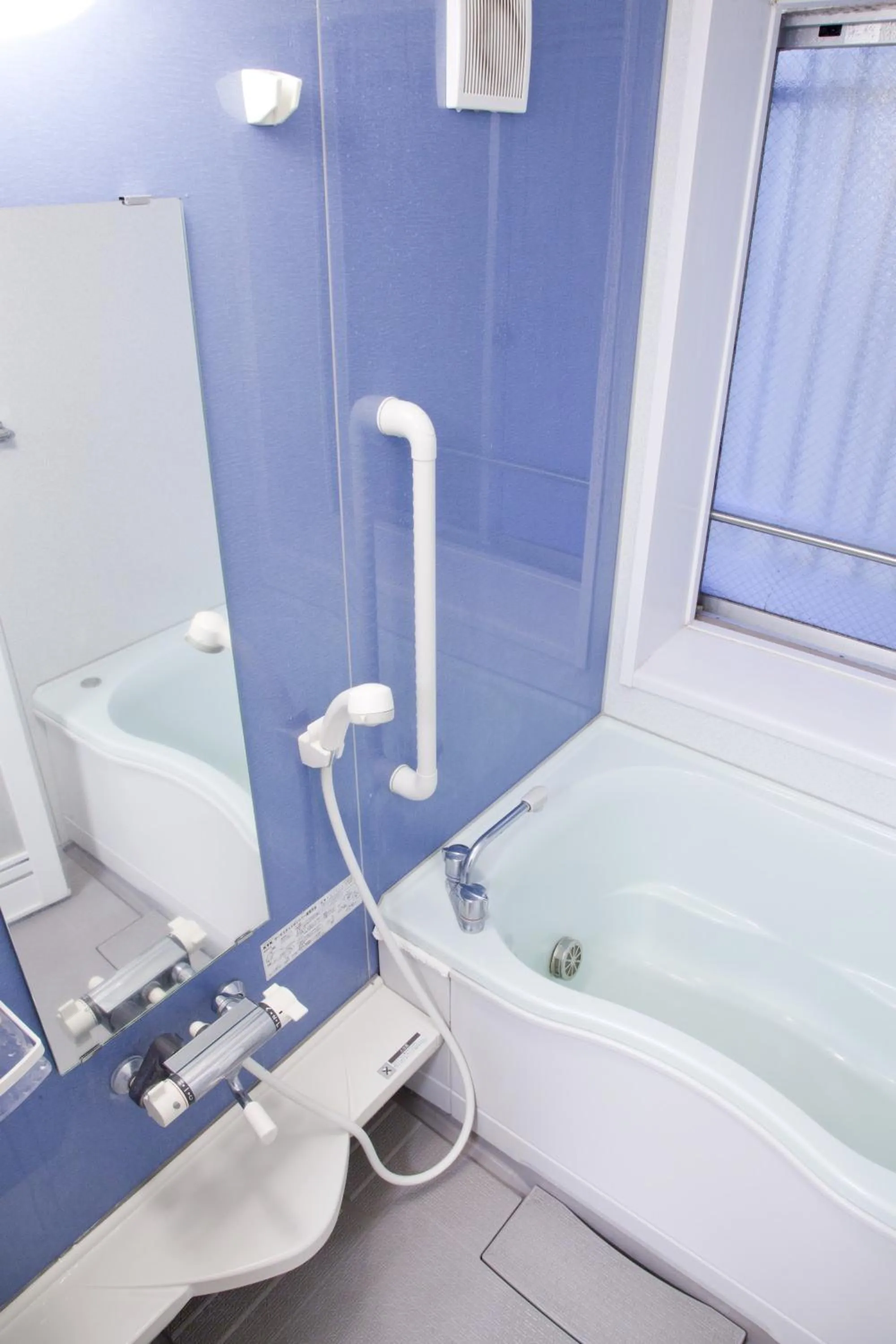 Shower in Shinagawa-shuku Guest House & Tours