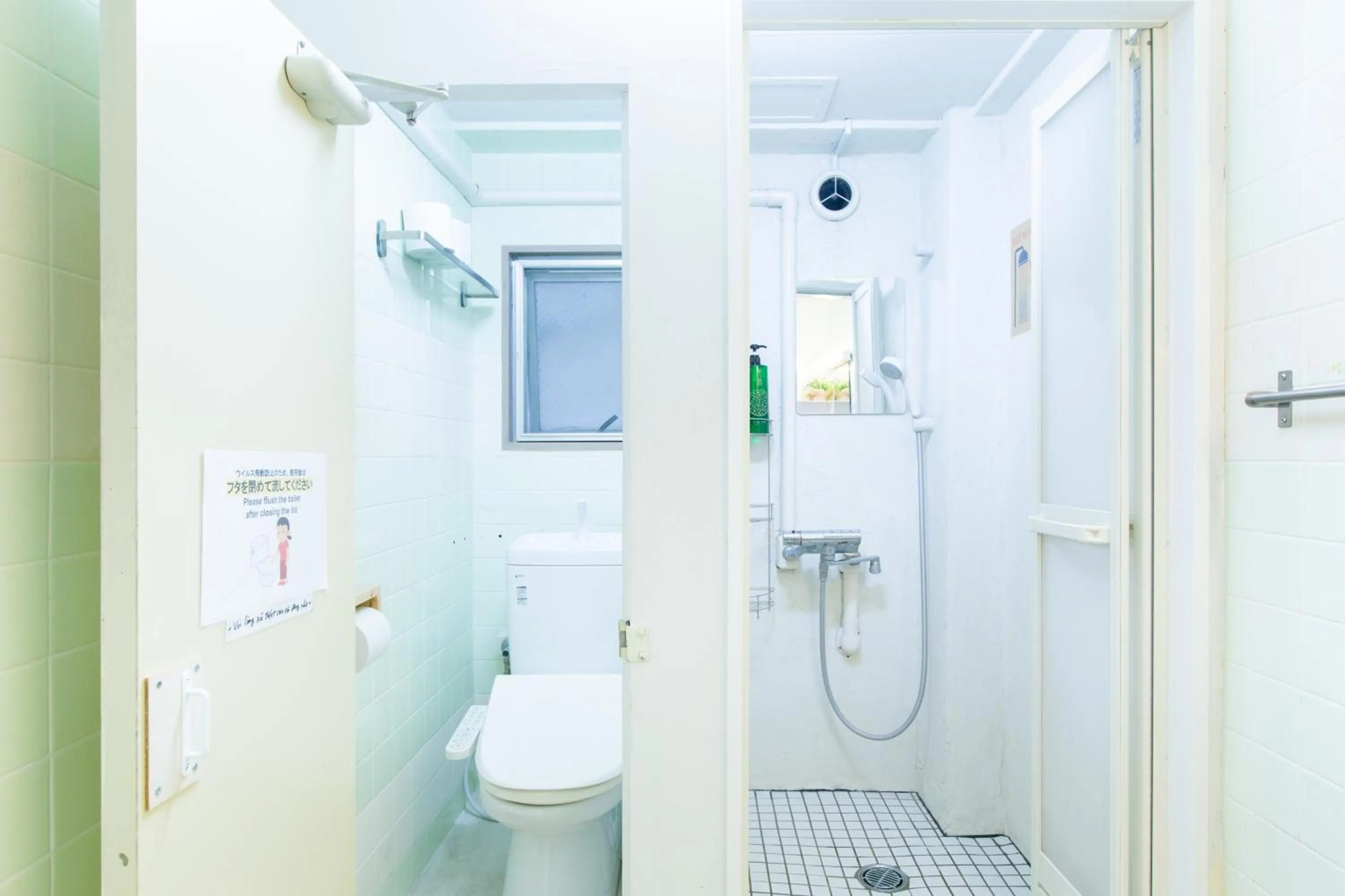 Shower in Shinagawa-shuku Guest House & Tours