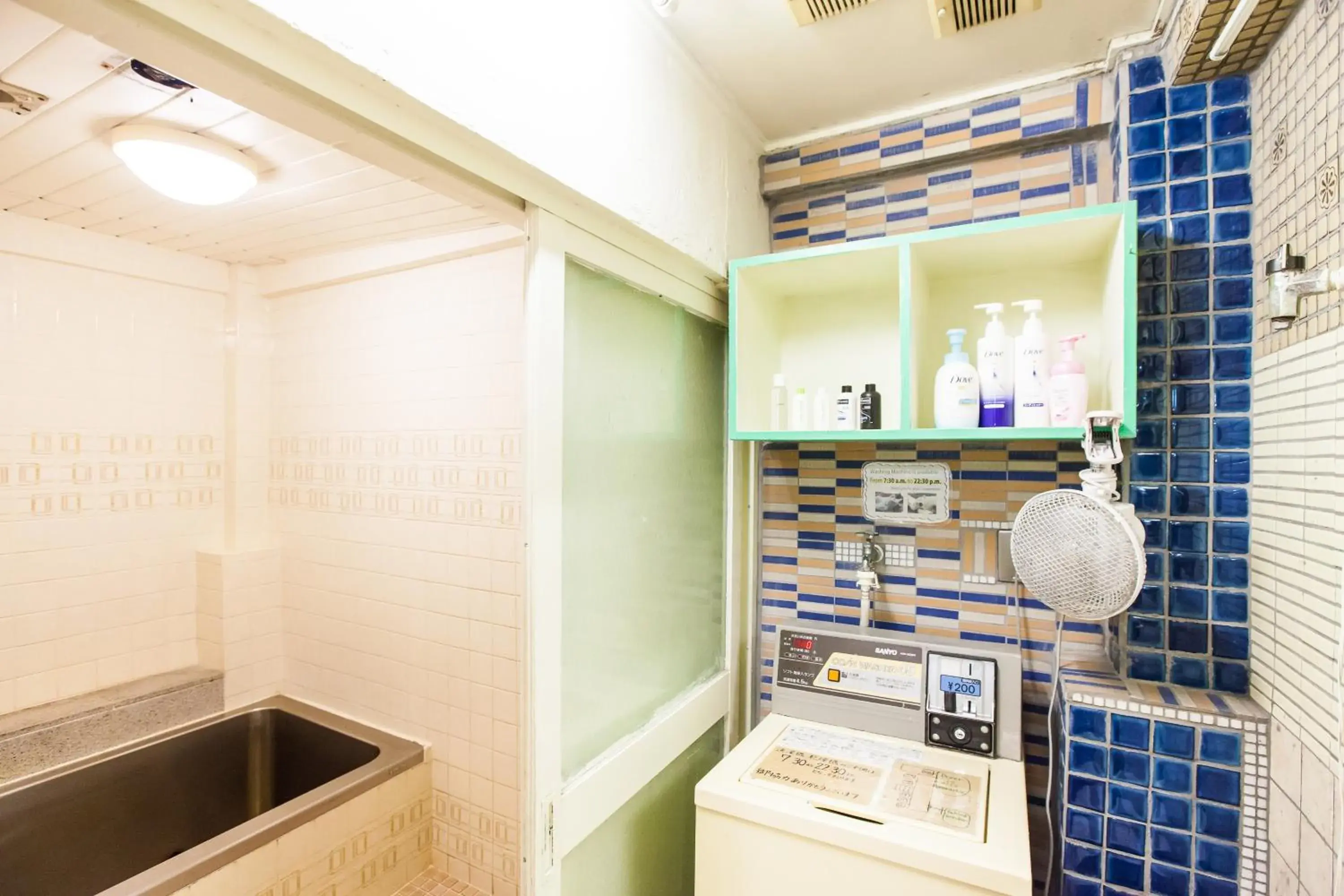 Shower in Shinagawa-shuku Guest House & Tours Shower in Shinagawa-shuku Guest House & Tours