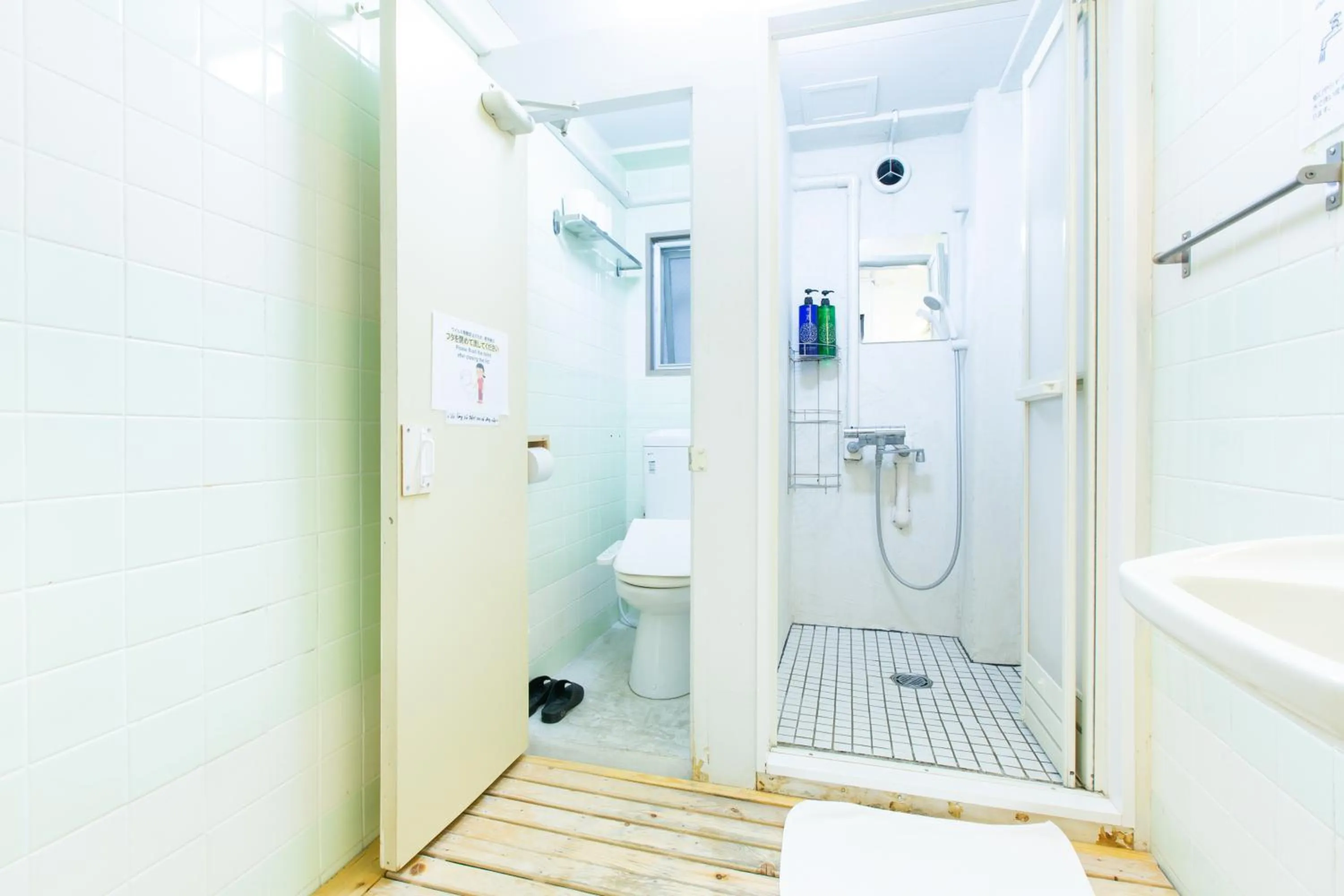 Shower in Shinagawa-shuku Guest House & Tours