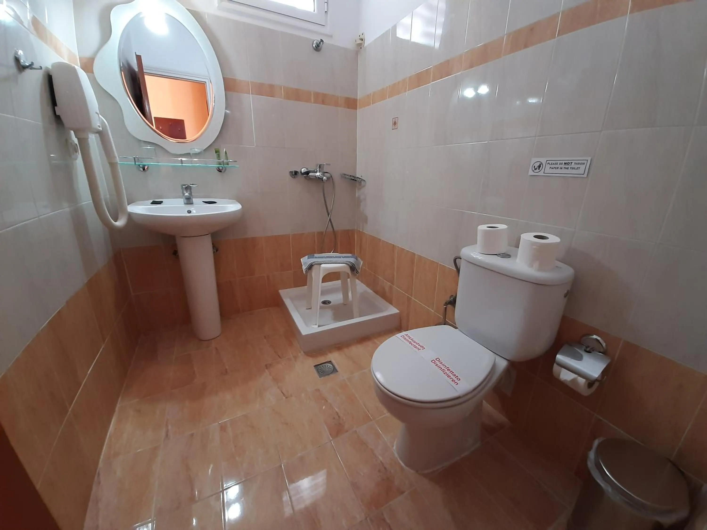 Shower in Mitho Hotel Spa