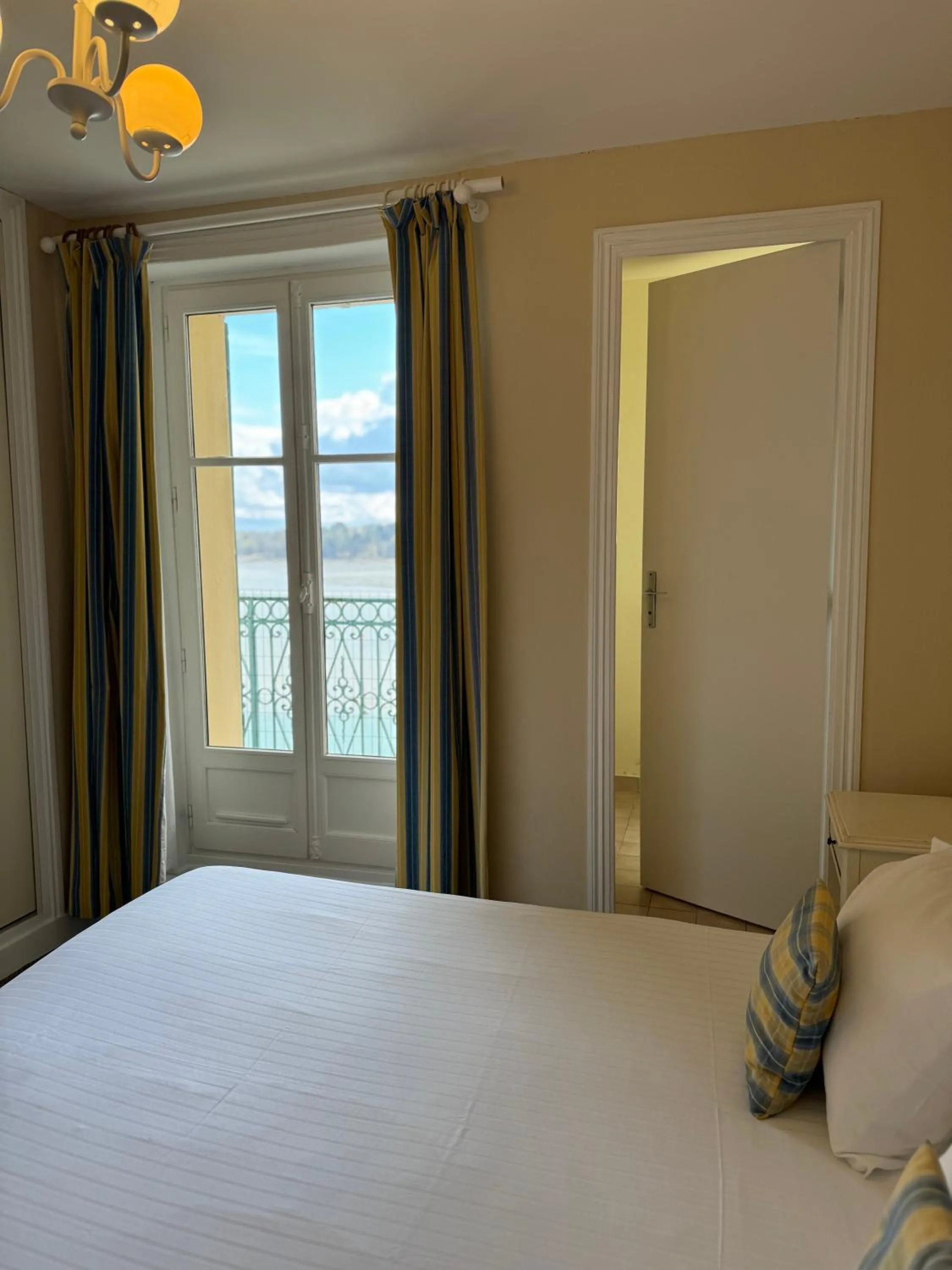 Sea view, Bed in Logis Hôtel Restaurant le Printania