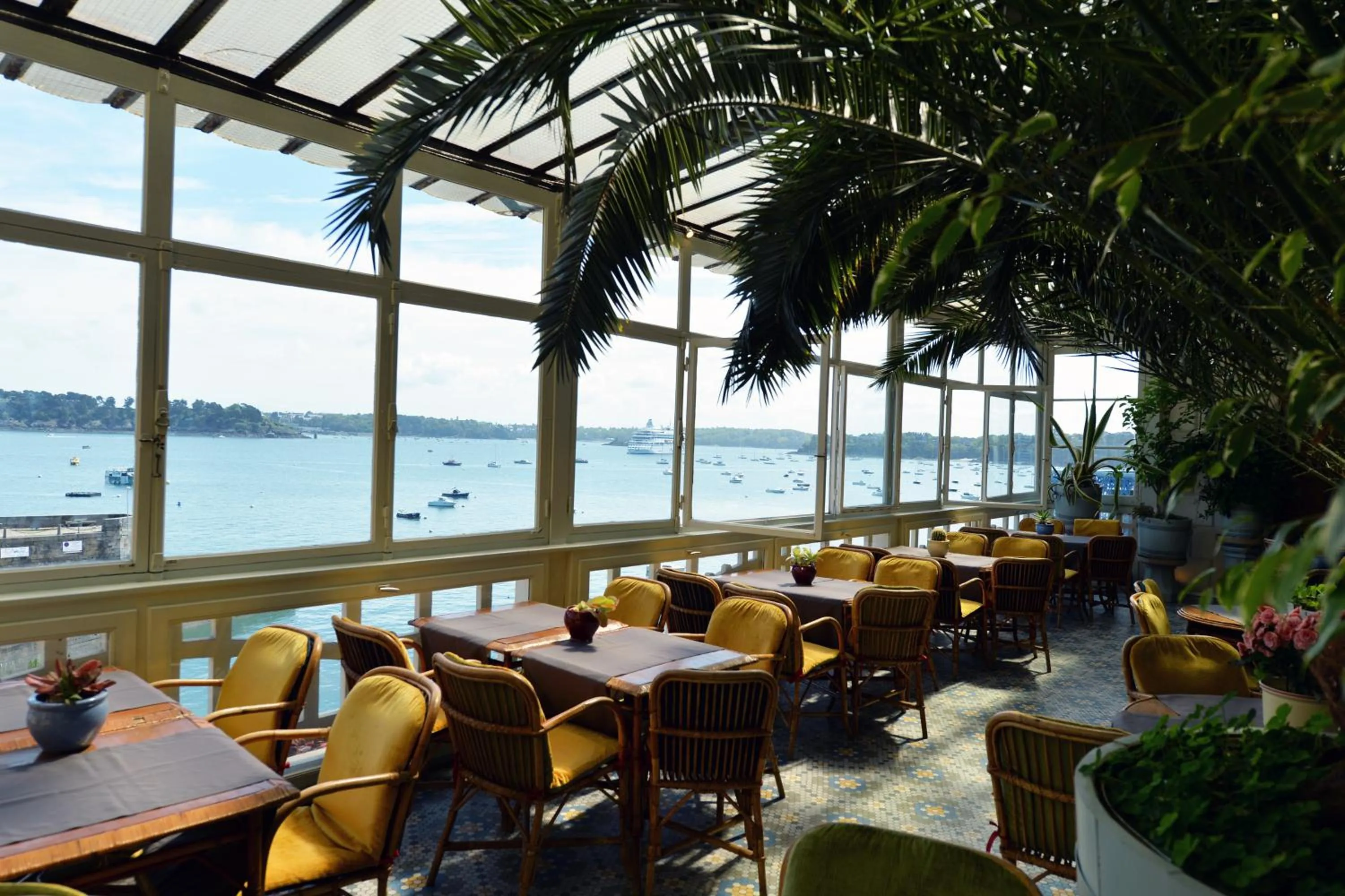 Restaurant/places to eat in Logis Hôtel Restaurant le Printania