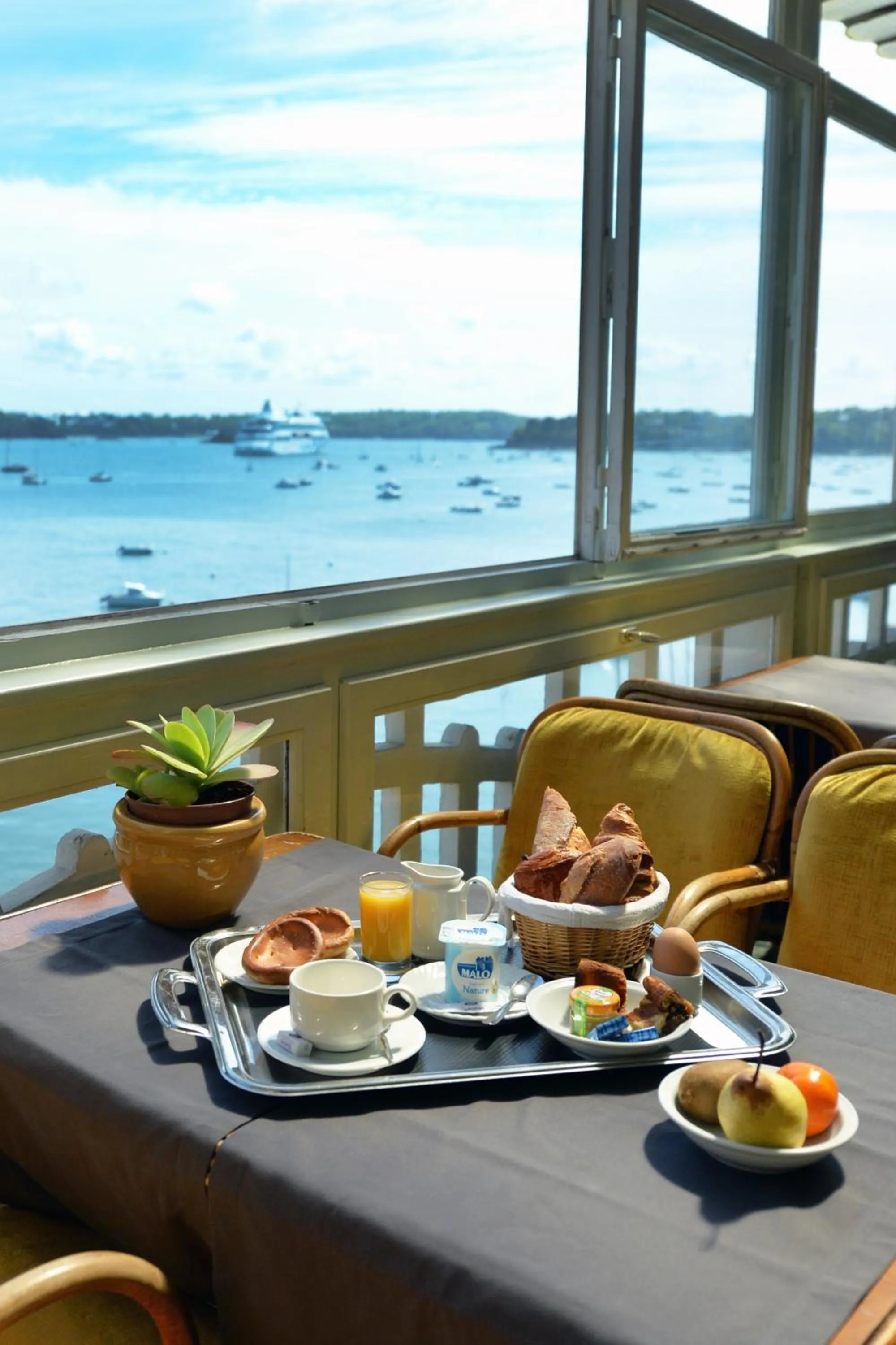 Continental breakfast in Logis Hôtel Restaurant le Printania