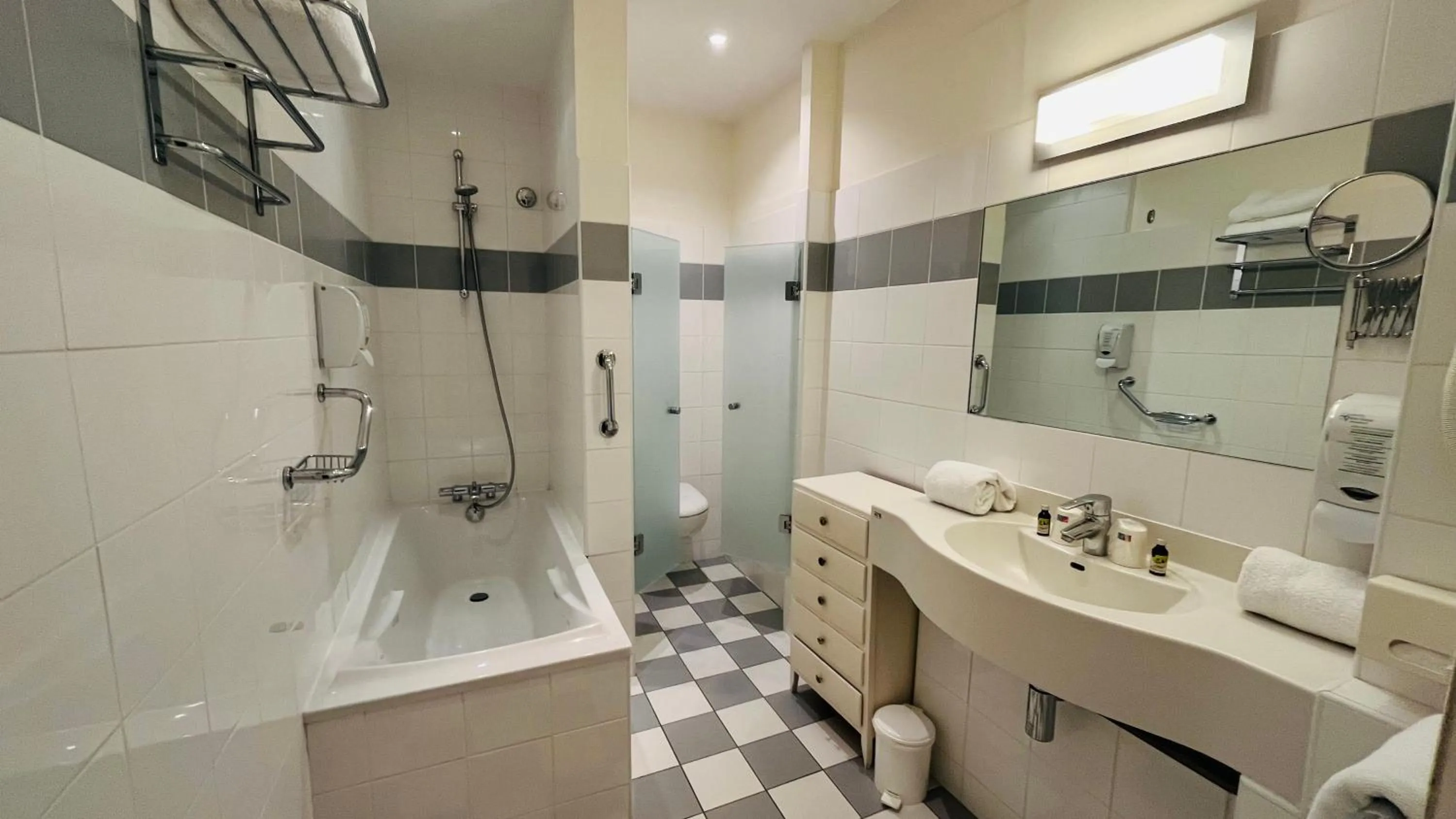 Bathroom in Logis Hôtel Restaurant le Printania