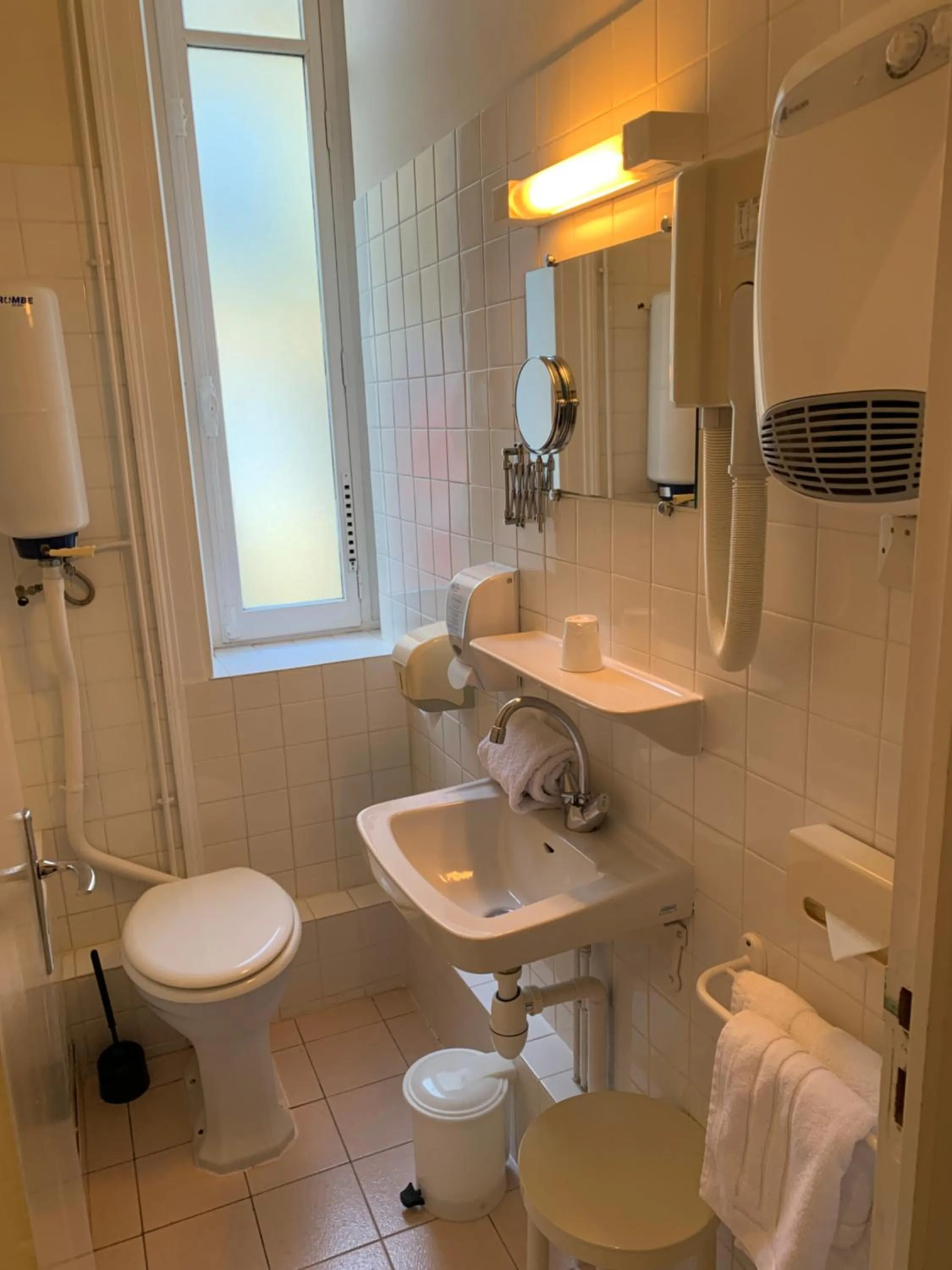 Bathroom in Logis Hôtel Restaurant le Printania