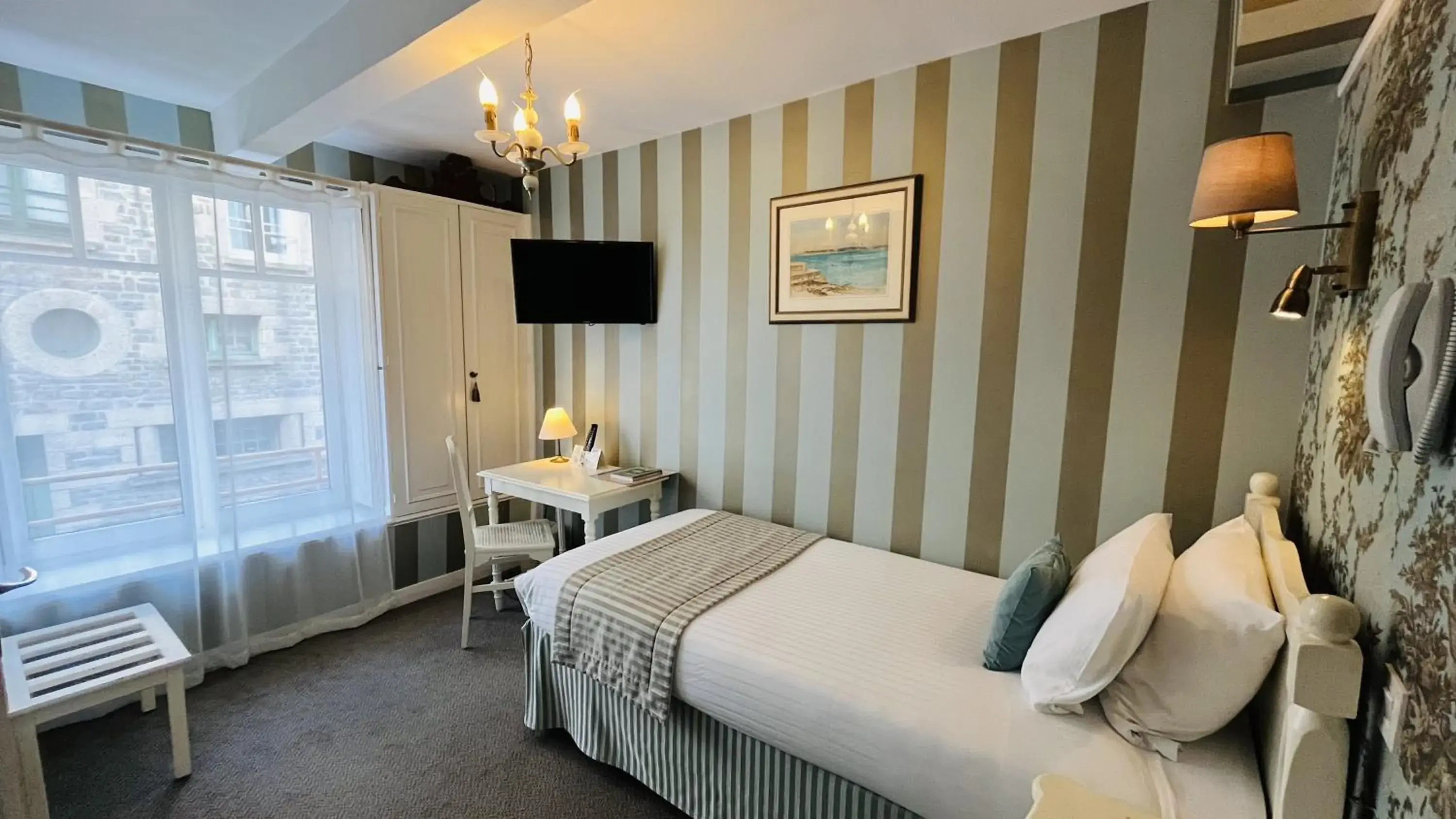 Single Room with Street View in Logis Hôtel Restaurant le Printania Single Room with Street View in Logis Hôtel Restaurant le Printania