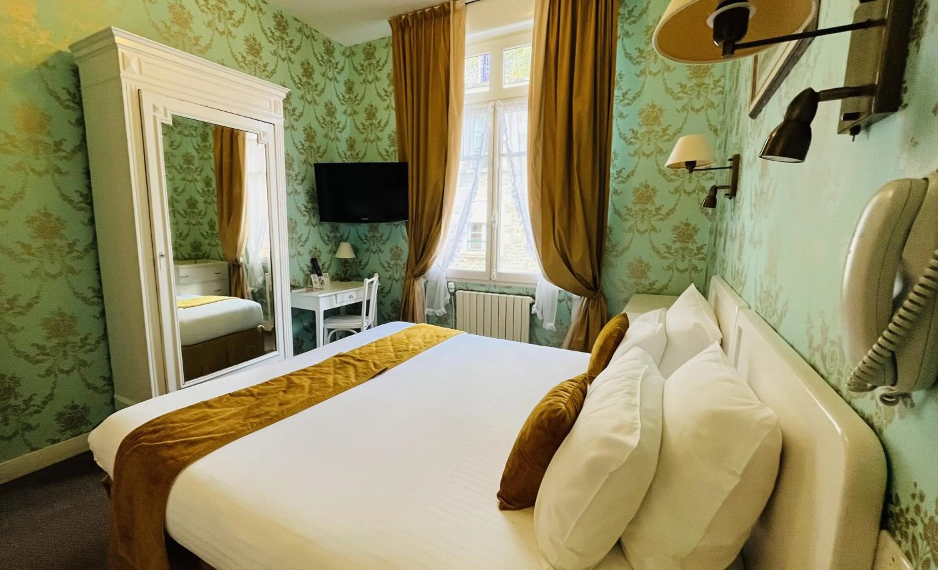 Bedroom, Bed in Logis Hôtel Restaurant le Printania