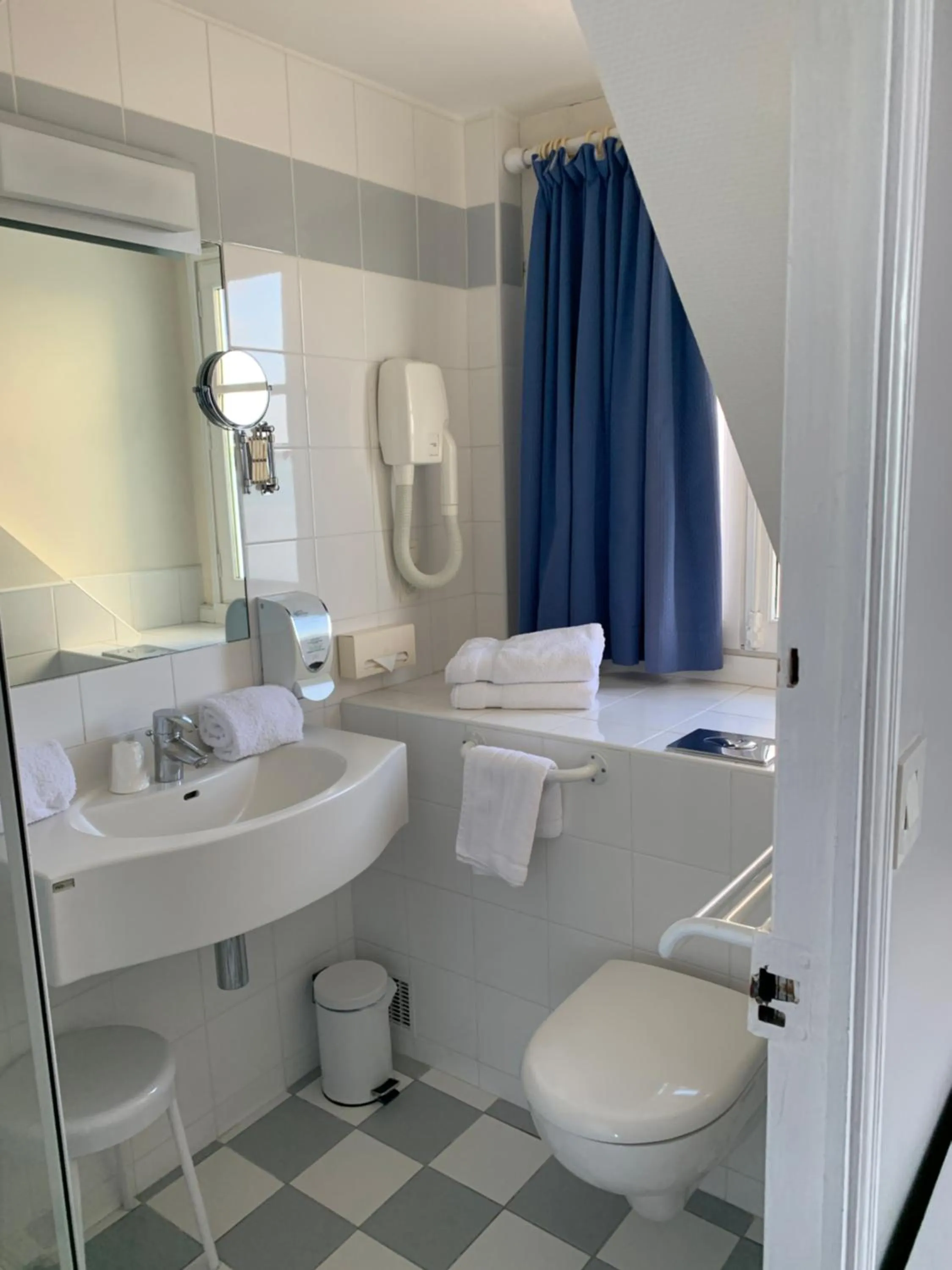 Bathroom in Logis Hôtel Restaurant le Printania