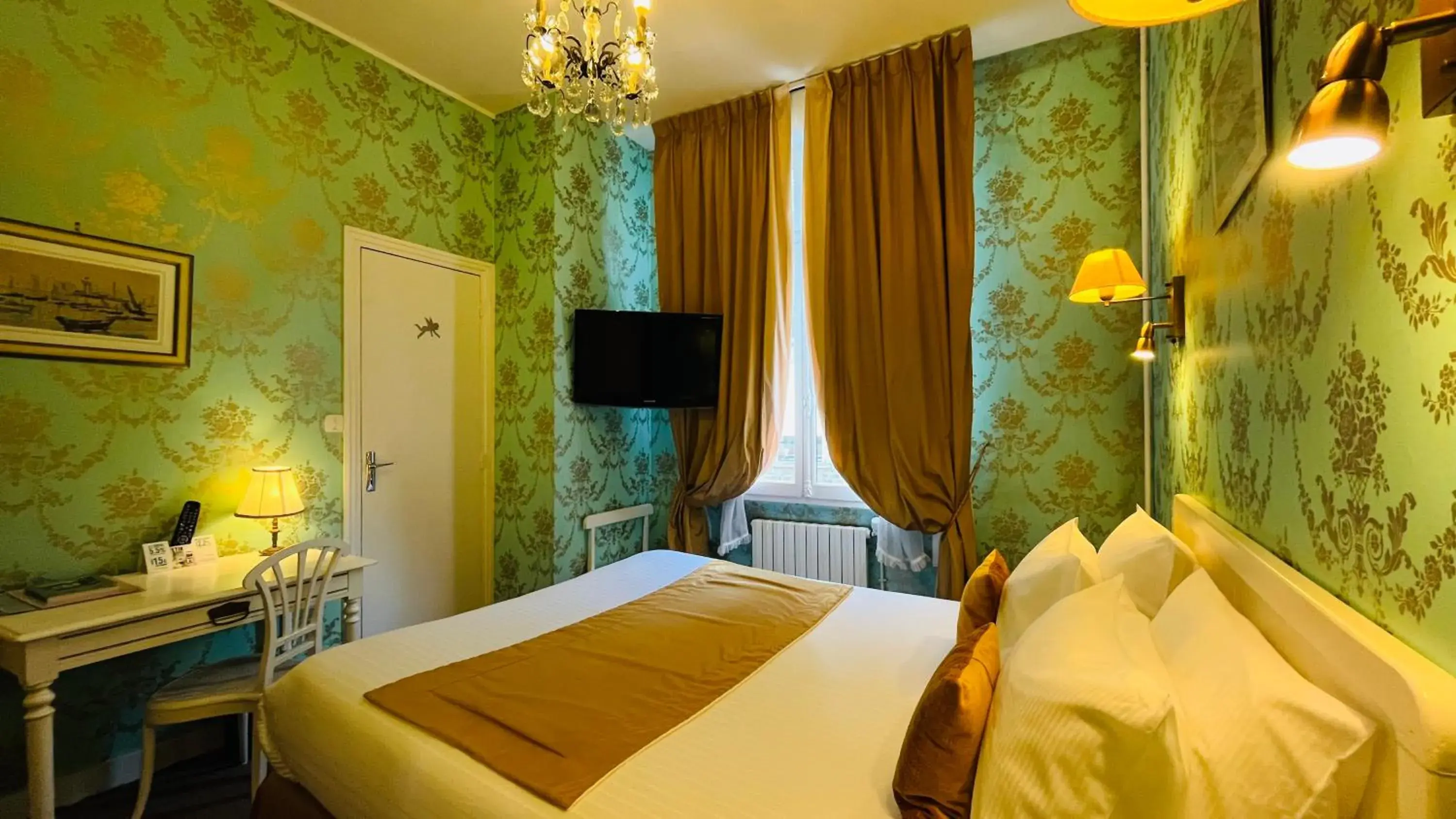 Double or Twin Room with Street View in Logis Hôtel Restaurant le Printania Double or Twin Room with Street View in Logis Hôtel Restaurant le Printania