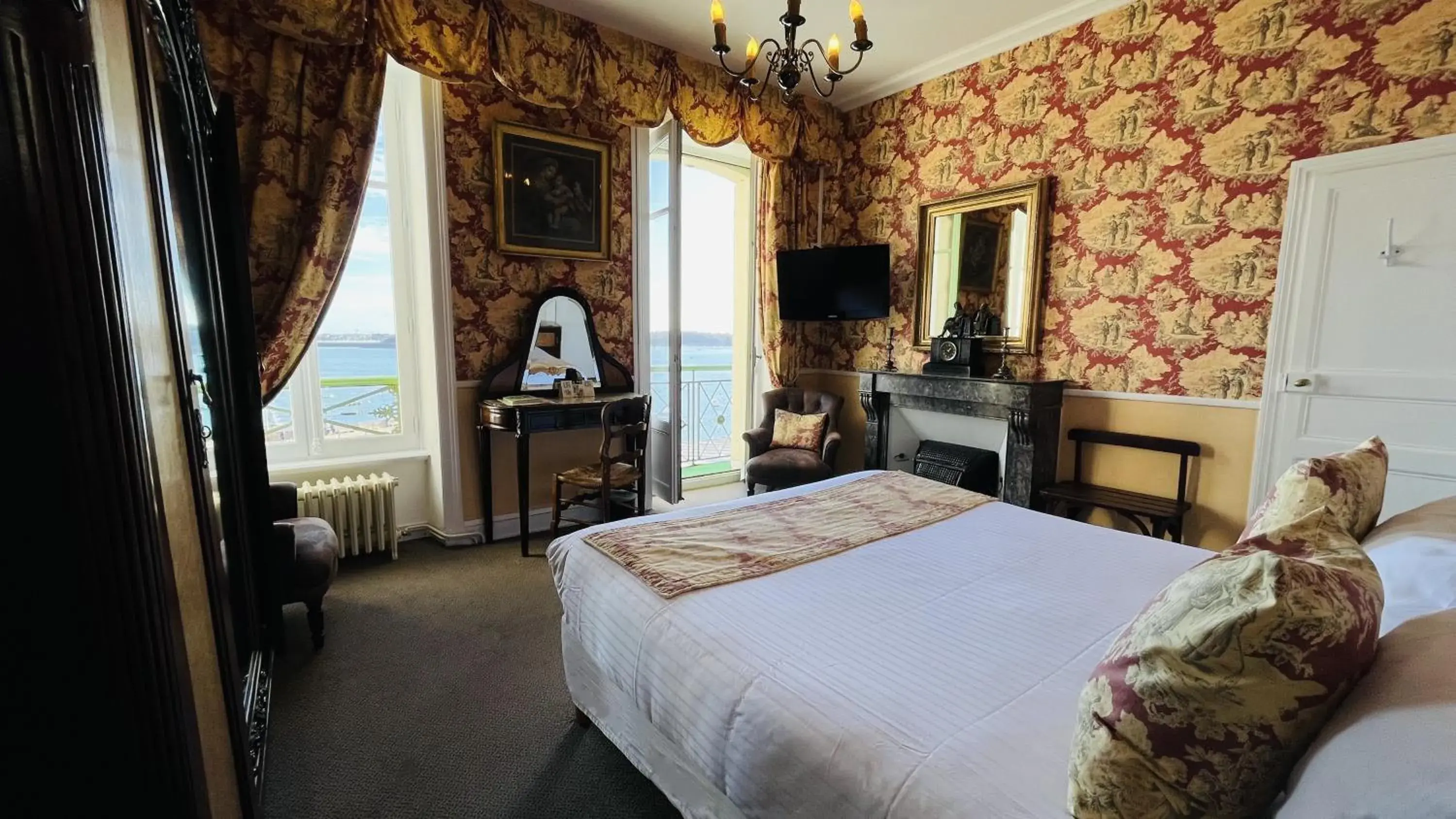 Double or Twin Room with Sea View in Logis Hôtel Restaurant le Printania Double or Twin Room with Sea View in Logis Hôtel Restaurant le Printania