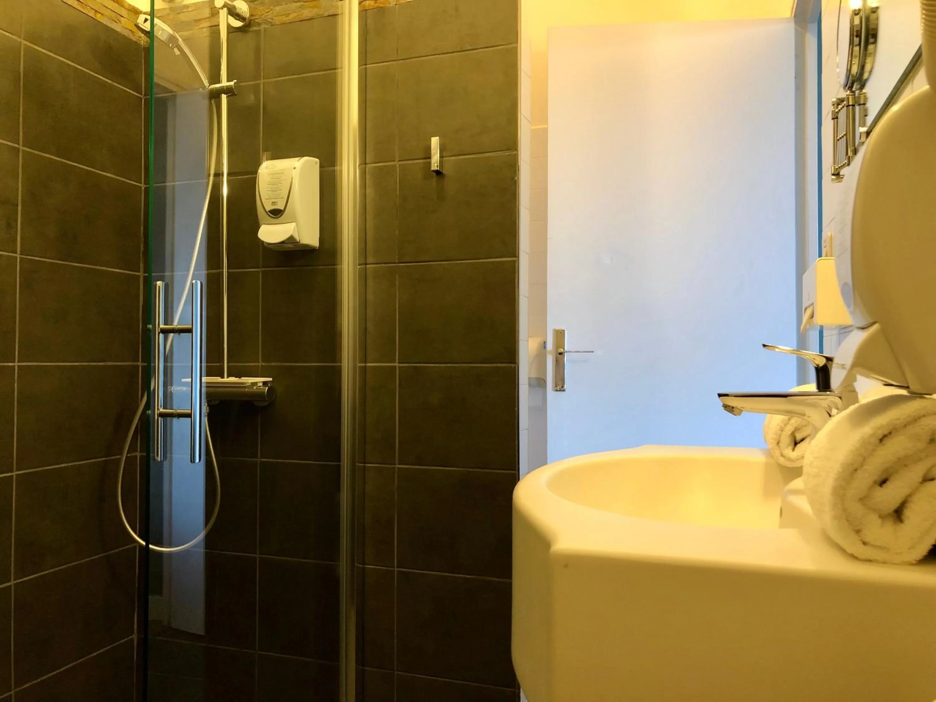 Bathroom in Logis Hôtel Restaurant le Printania