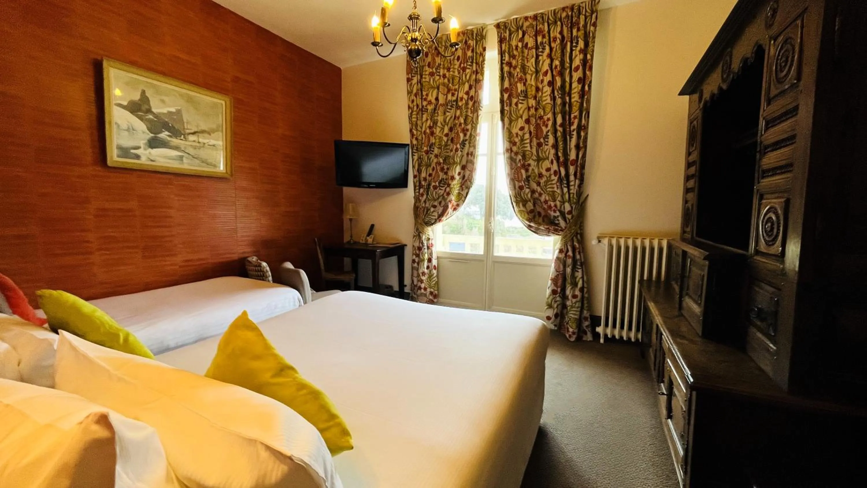 Bedroom, Bed in Logis Hôtel Restaurant le Printania