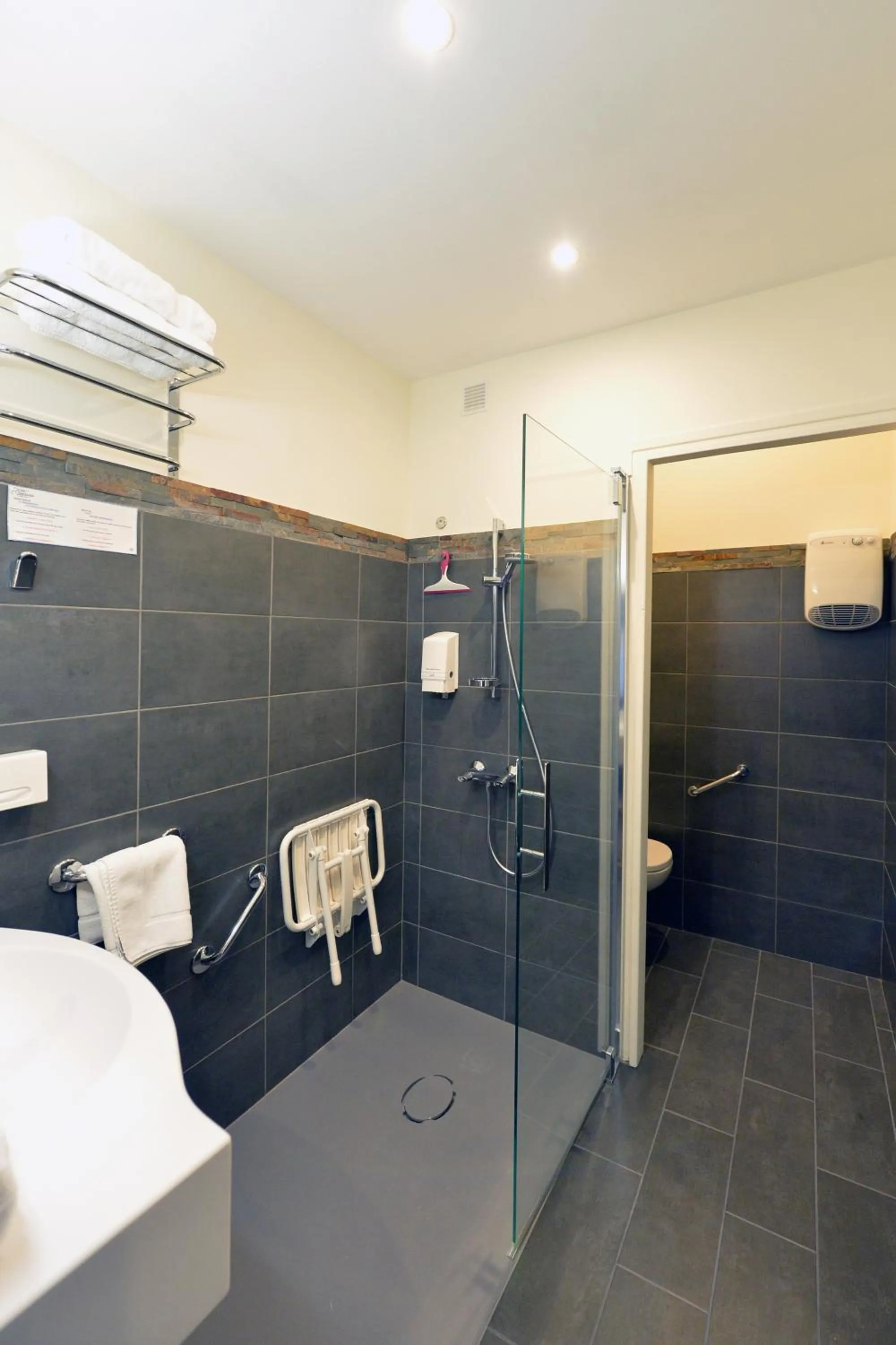 Bathroom in Logis Hôtel Restaurant le Printania