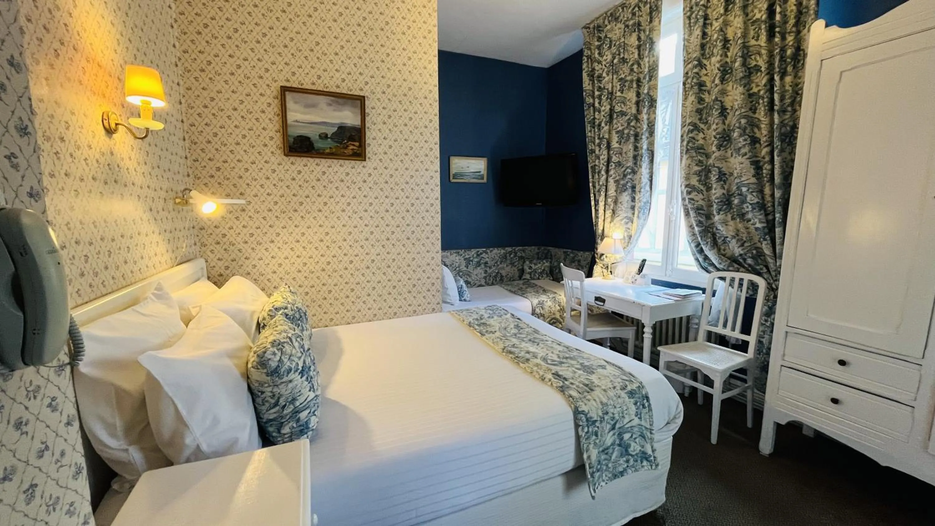 Bedroom, Bed in Logis Hôtel Restaurant le Printania