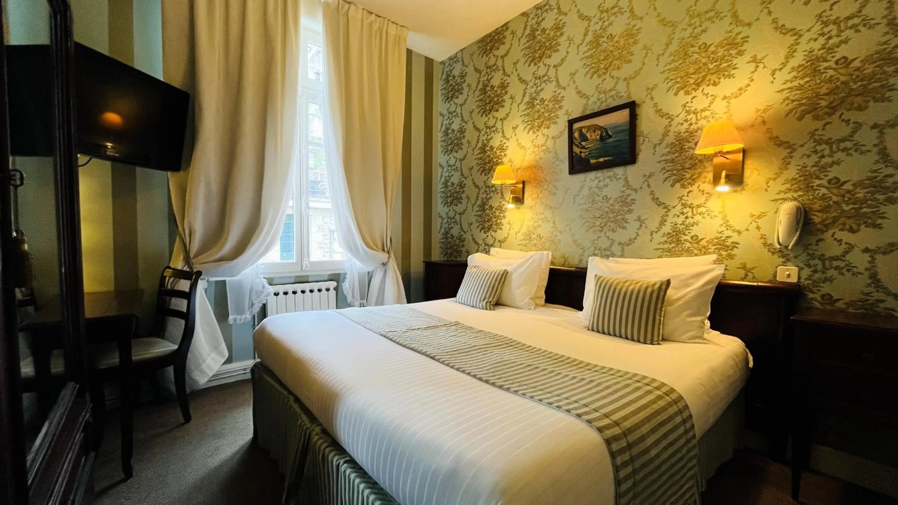 Bedroom, Bed in Logis Hôtel Restaurant le Printania