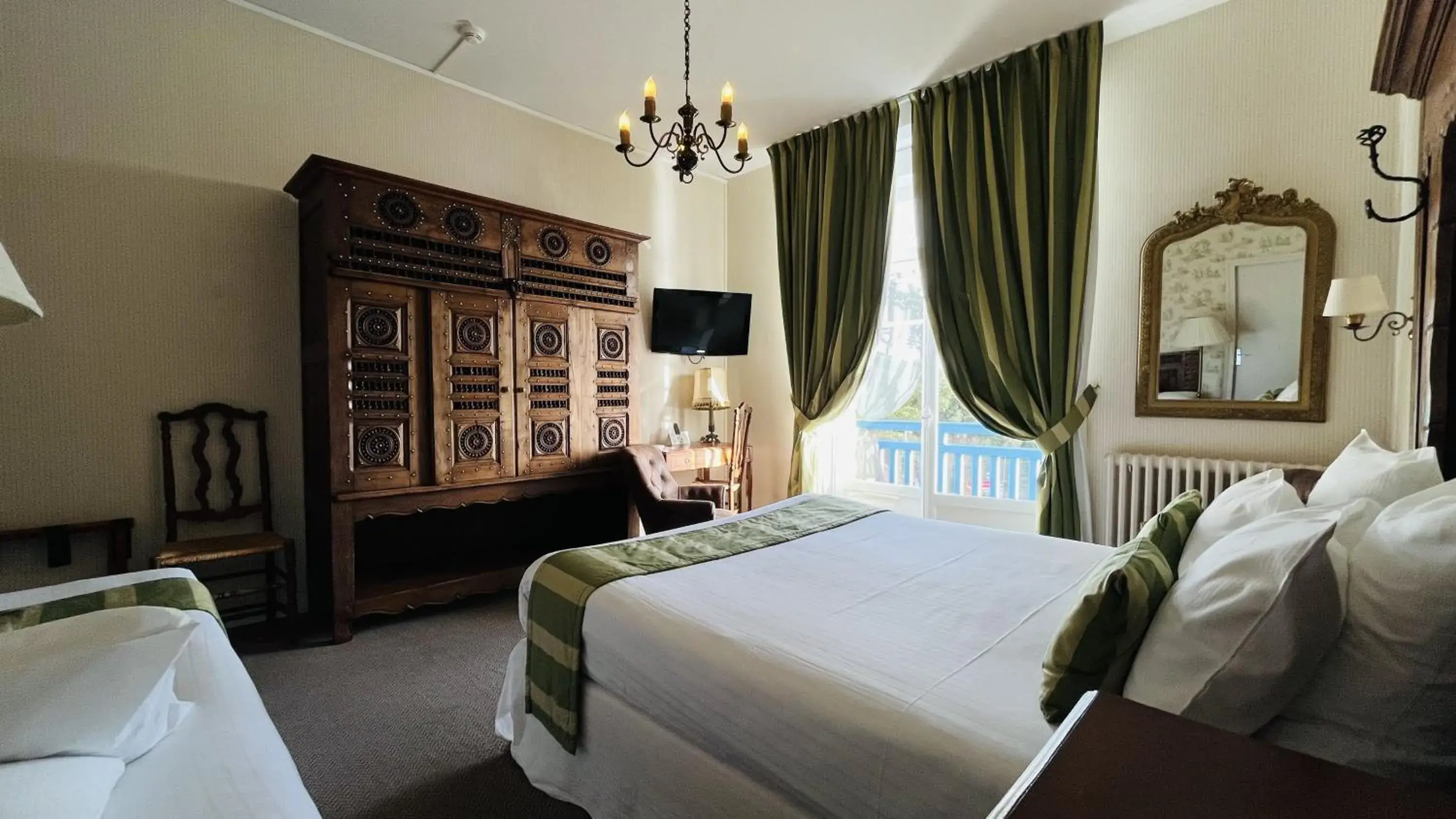 Triple Room with Sea View in Logis Hôtel Restaurant le Printania Triple Room with Sea View in Logis Hôtel Restaurant le Printania