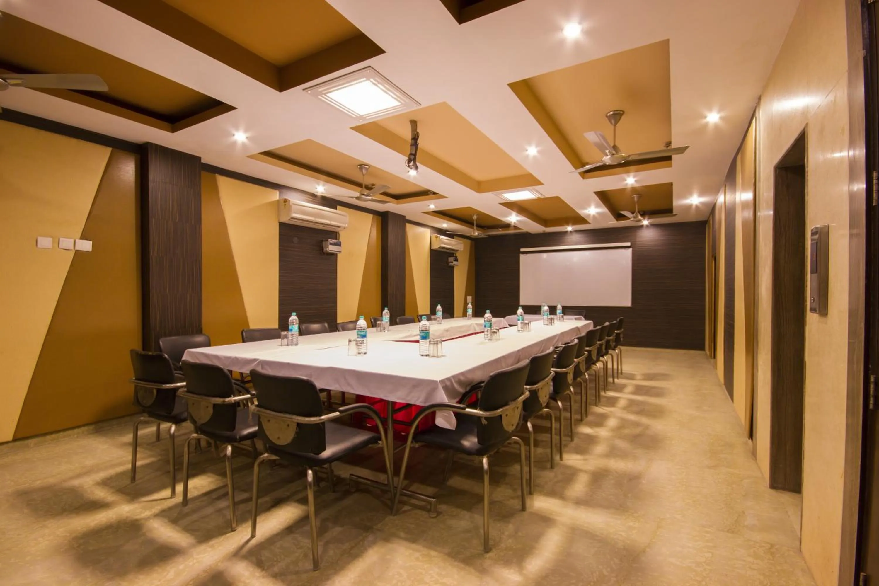 Restaurant/places to eat in Hotel Sunstar Heights