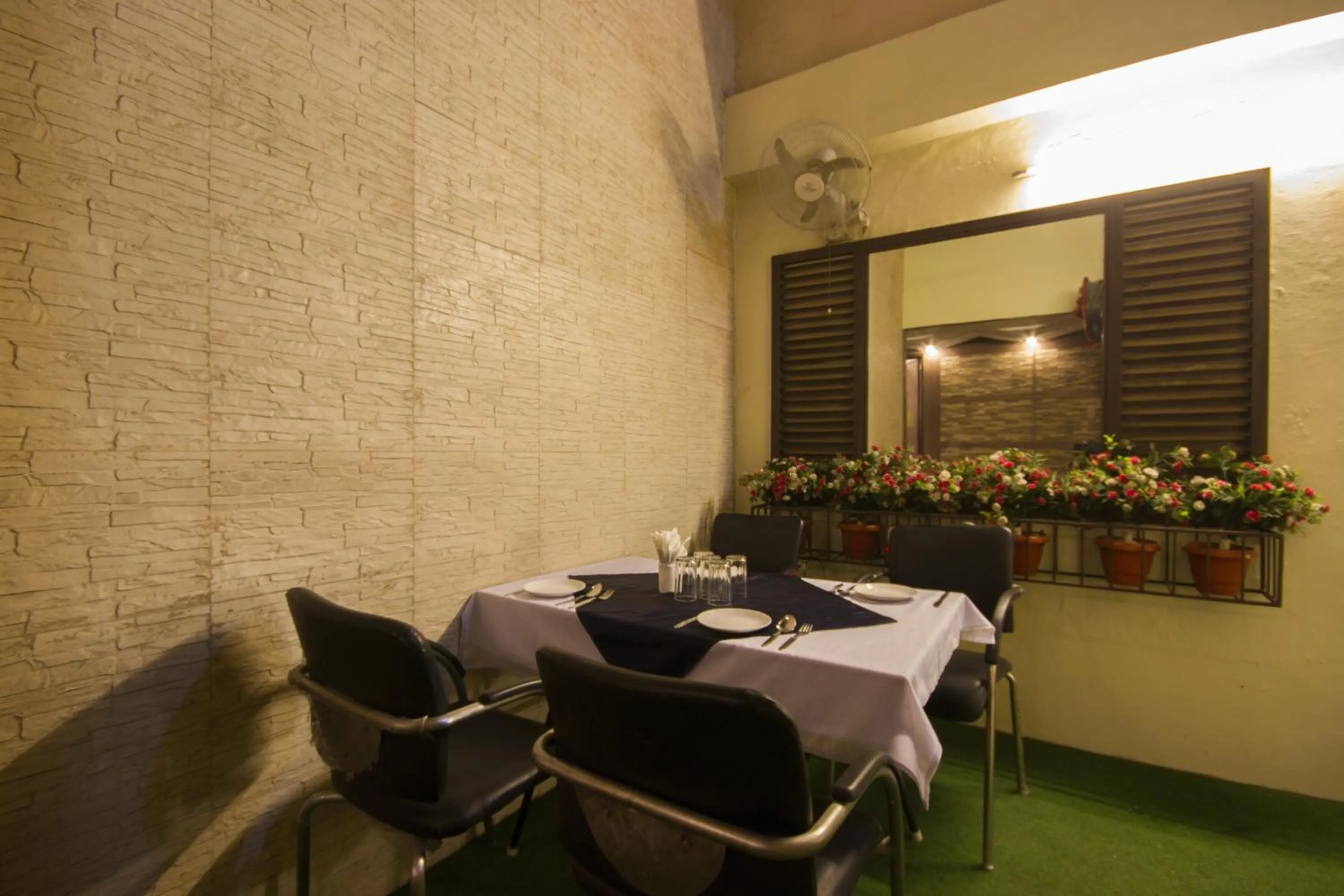 Restaurant/places to eat in Hotel Sunstar Heights