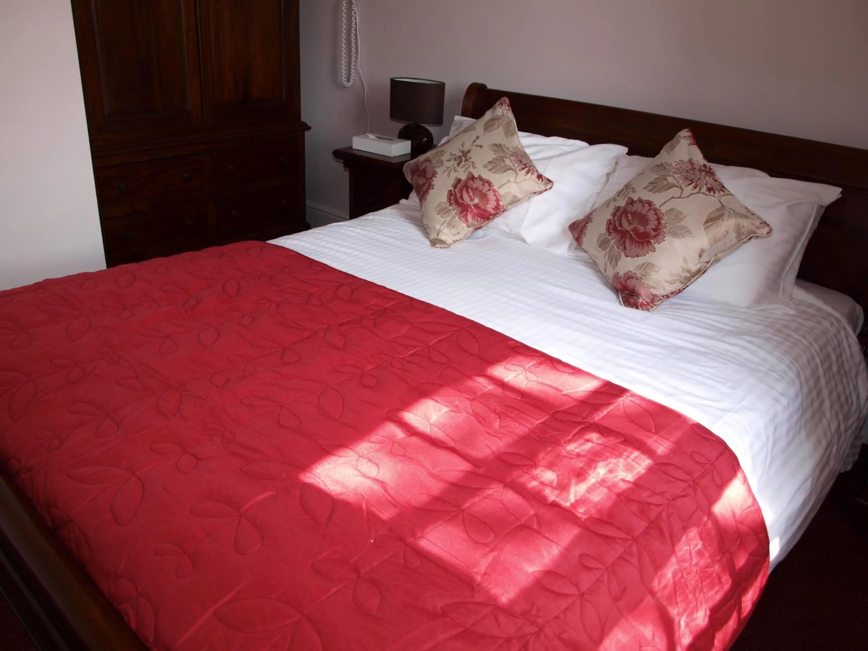 Bed in Manor Inn Galmpton