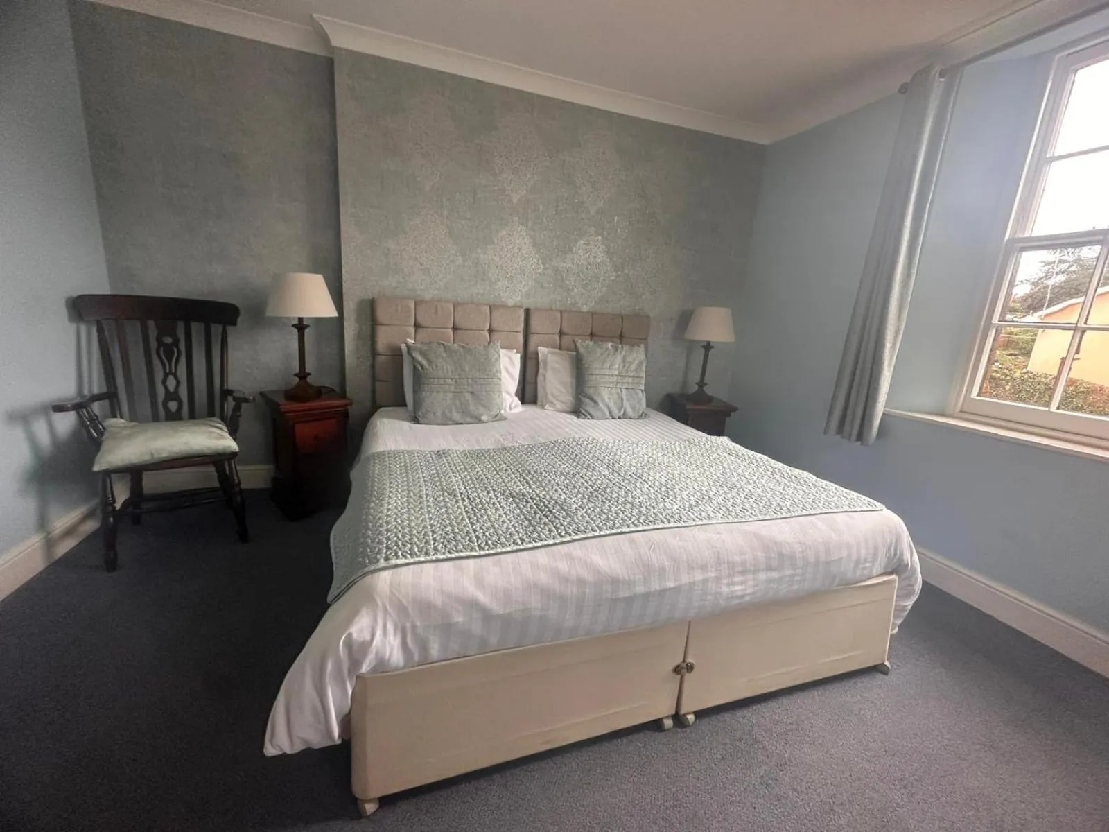 Bed in Manor Inn Galmpton