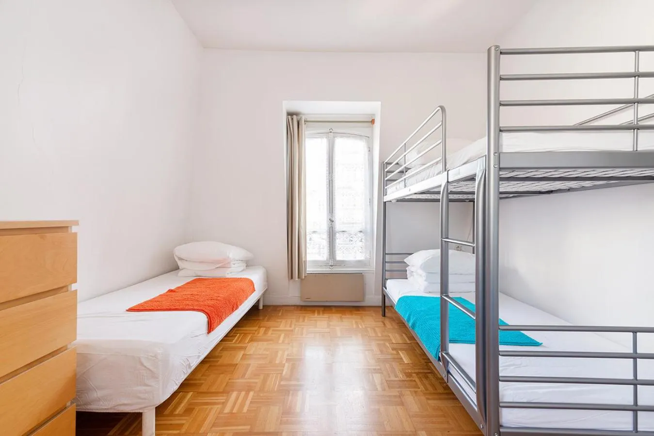 bunk bed in Cameleon Paris Guesthouse