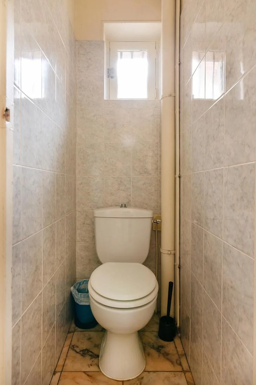 Toilet in Cameleon Paris Guesthouse