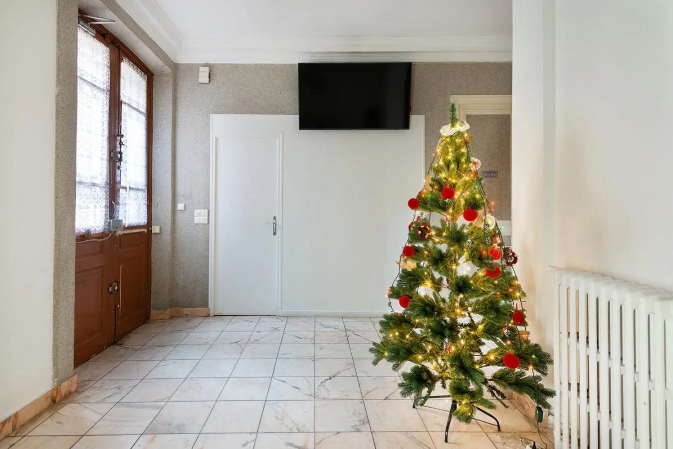 Communal lounge/ TV room in Cameleon Paris Guesthouse