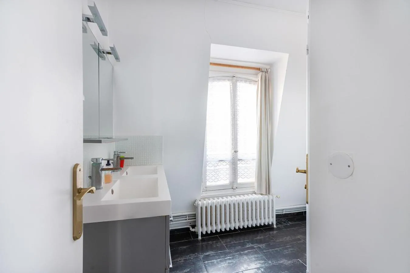 Bathroom in Cameleon Paris Guesthouse