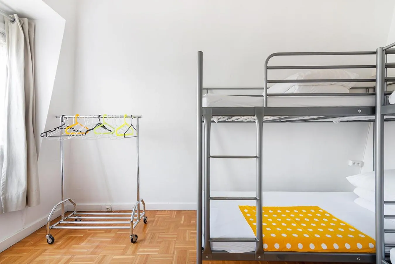 bunk bed in Cameleon Paris Guesthouse