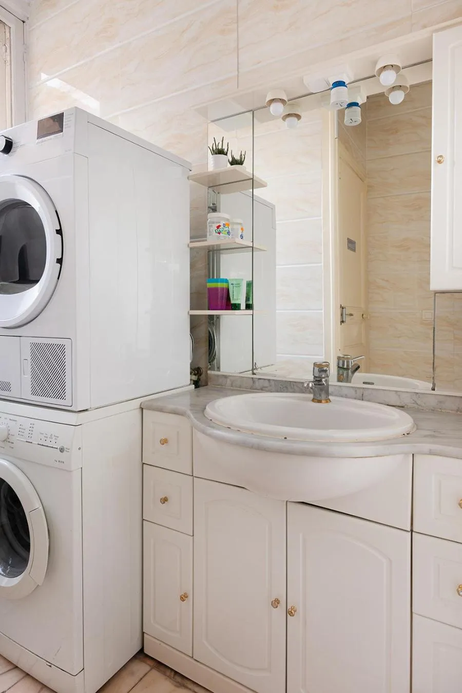 Bathroom in Cameleon Paris Guesthouse