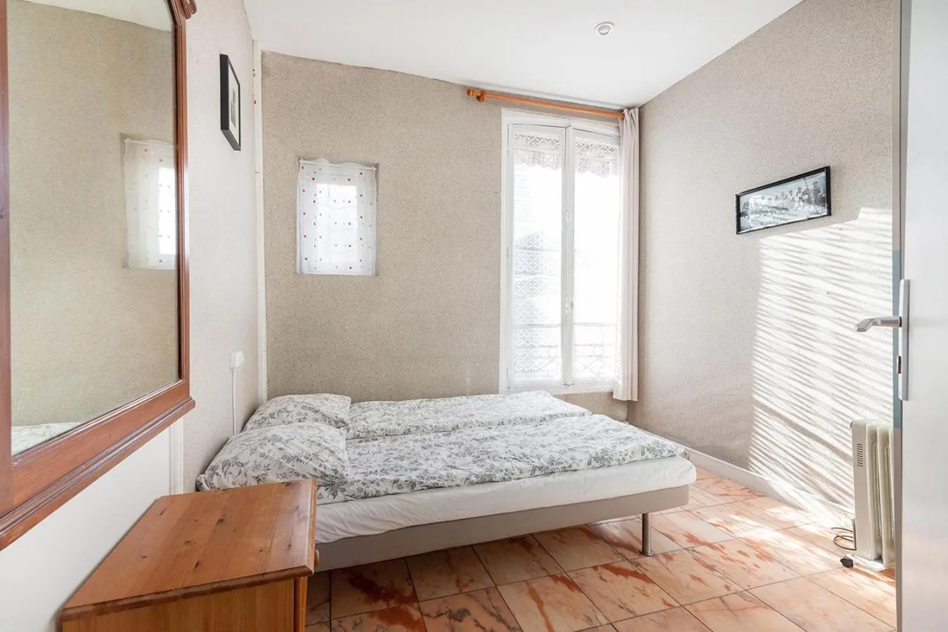 Bed in Cameleon Paris Guesthouse