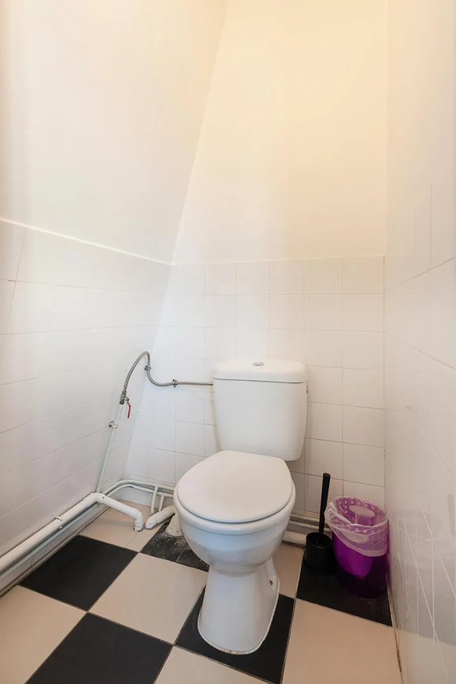 Toilet in Cameleon Paris Guesthouse