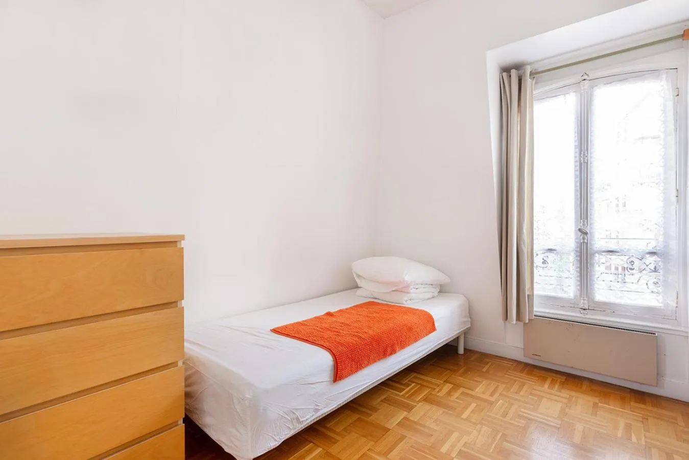 Bed in Cameleon Paris Guesthouse