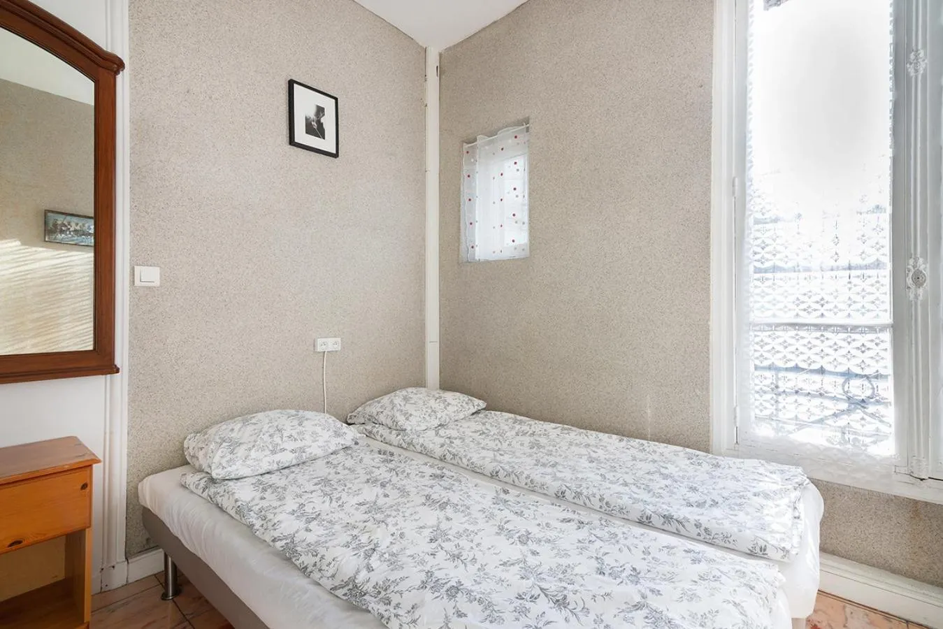 Bedroom in Cameleon Paris Guesthouse