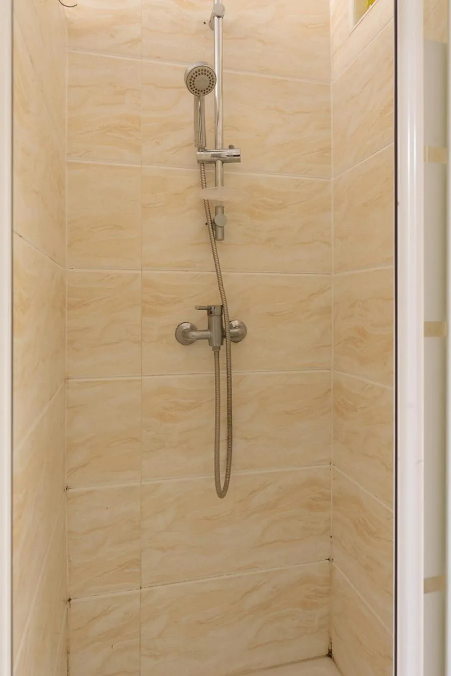 Bathroom in Cameleon Paris Guesthouse